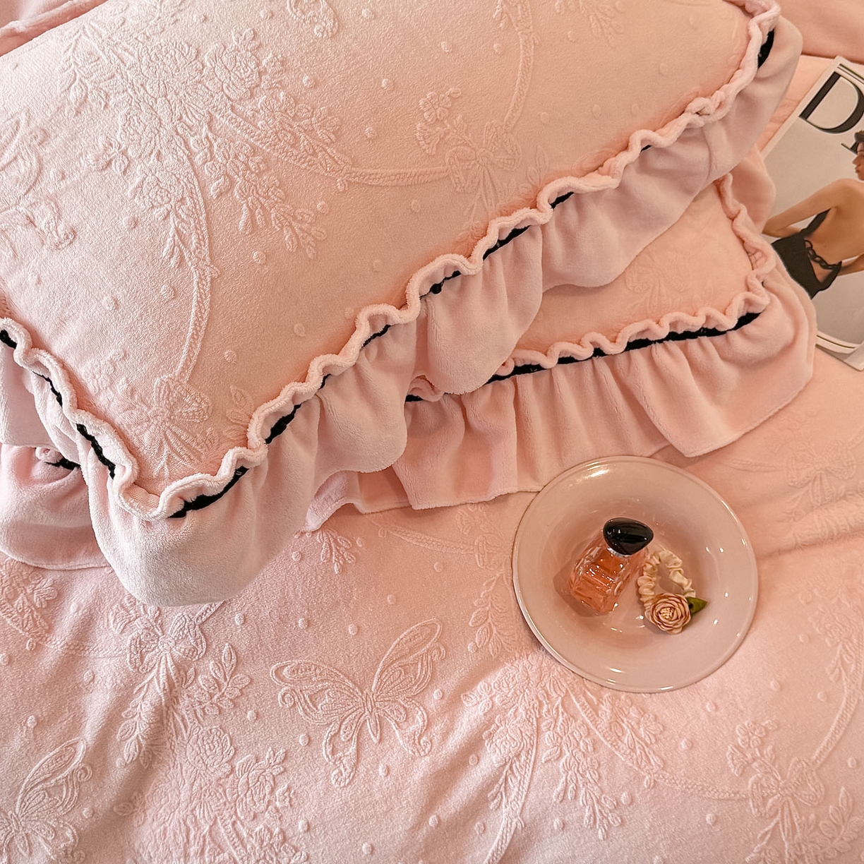 91家纺网 家纺一手货源 找家纺 绘萱家居 2025新款新品爆款高密消光织带花边款雕花牛奶绒四件套 妮娜-粉