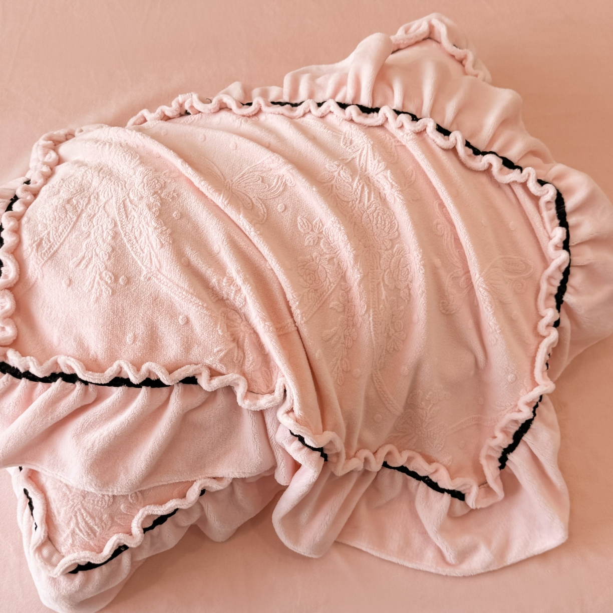 91家纺网 家纺一手货源 找家纺 绘萱家居 2025新款新品爆款高密消光织带花边款雕花牛奶绒四件套 妮娜-粉