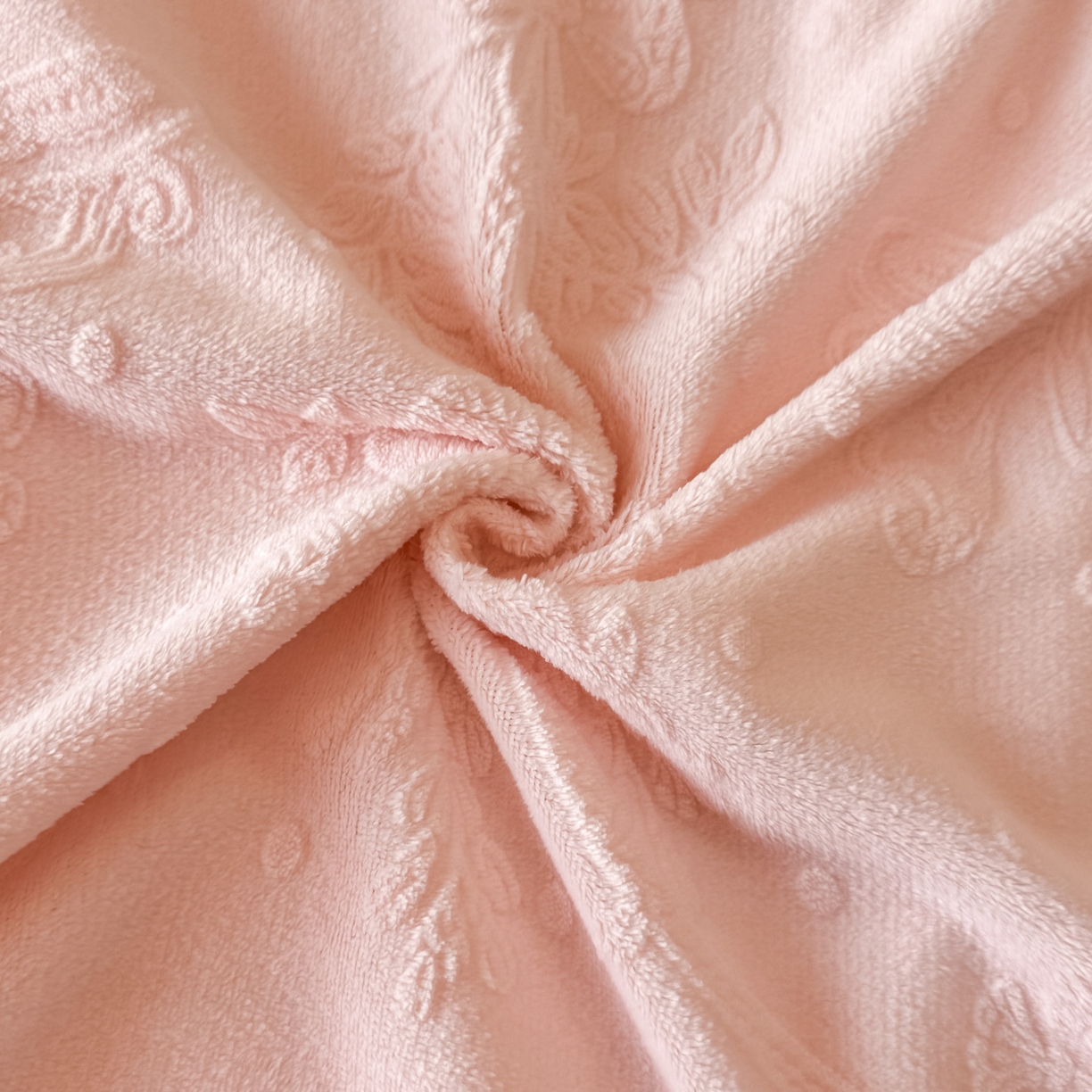 91家纺网 家纺一手货源 找家纺 绘萱家居 2025新款新品爆款高密消光织带花边款雕花牛奶绒四件套 妮娜-粉