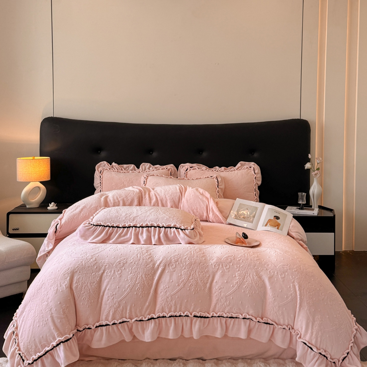 91家纺网 家纺一手货源 找家纺 绘萱家居 2025新款新品爆款高密消光织带花边款雕花牛奶绒四件套 妮娜-粉
