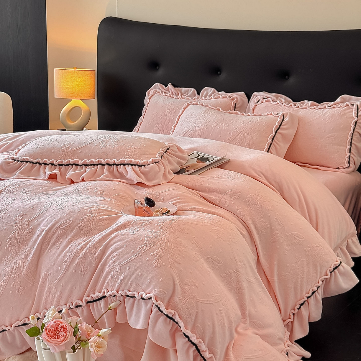 91家纺网 家纺一手货源 找家纺 绘萱家居 2025新款新品爆款高密消光织带花边款雕花牛奶绒四件套 妮娜-粉