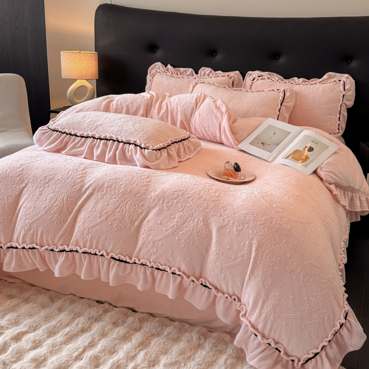 91家纺网 家纺一手货源 找家纺 绘萱家居 2025新款新品爆款高密消光织带花边款雕花牛奶绒四件套 妮娜-粉