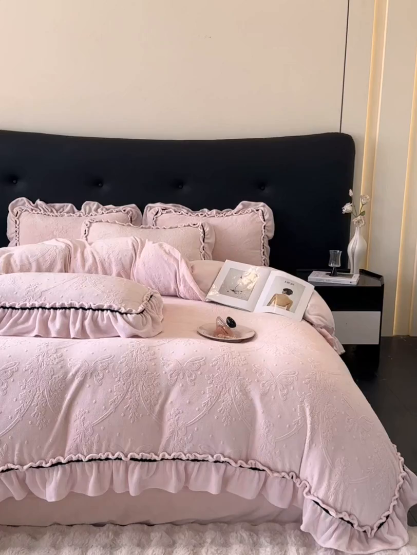 91家纺网 家纺一手货源 找家纺 绘萱家居 2025新款新品爆款高密消光织带花边款雕花牛奶绒四件套 妮娜-粉