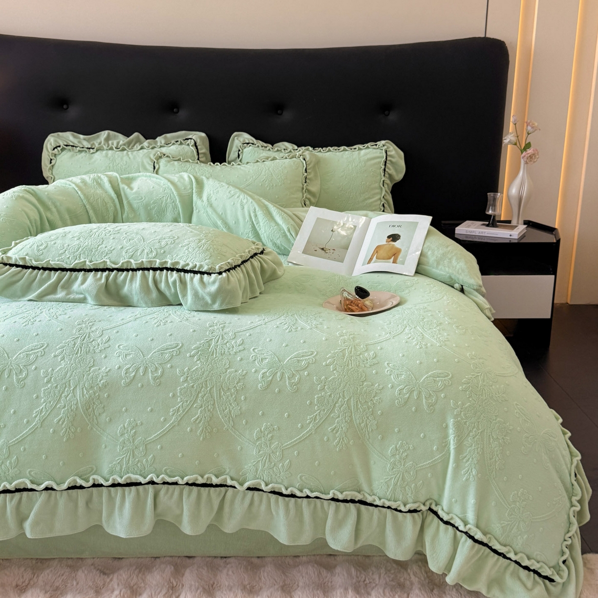 91家纺网 家纺一手货源 找家纺 绘萱家居 2025新款新品爆款高密消光织带花边款雕花牛奶绒四件套 妮娜-绿