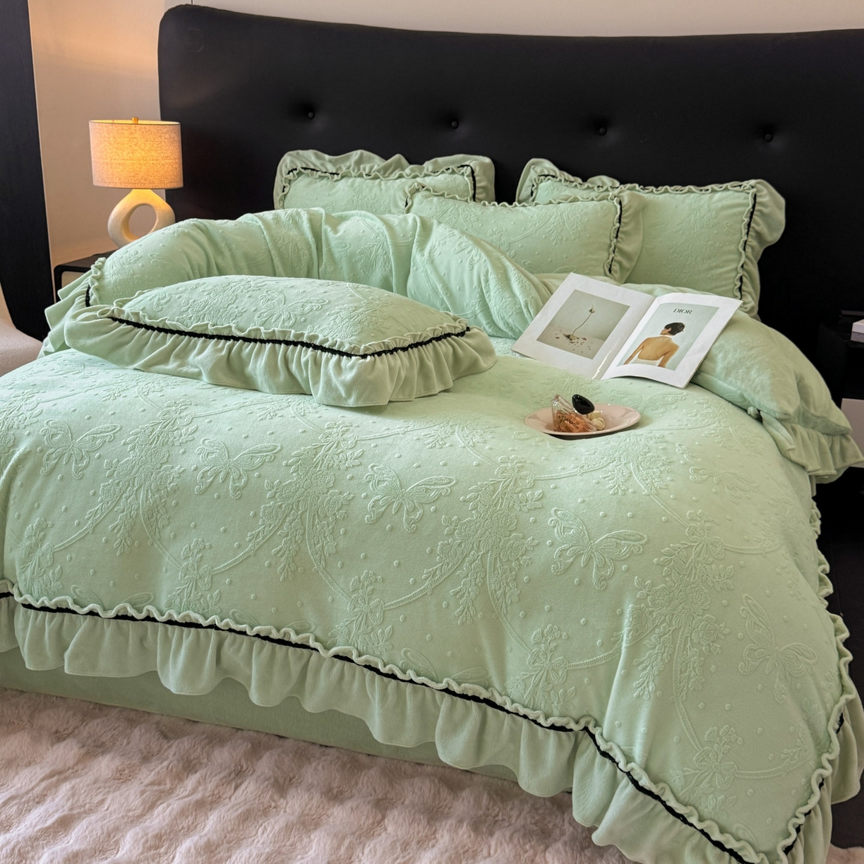 91家纺网 家纺一手货源 找家纺 绘萱家居 2025新款新品爆款高密消光织带花边款雕花牛奶绒四件套 妮娜-绿