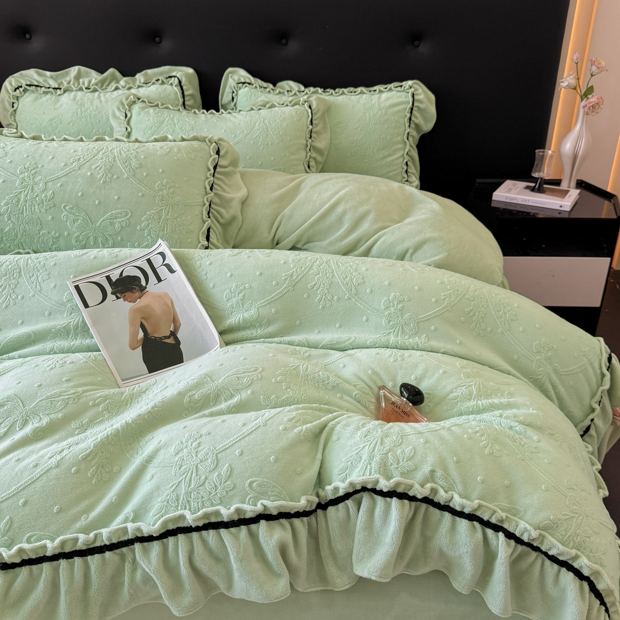 91家纺网 家纺一手货源 找家纺 绘萱家居 2025新款新品爆款高密消光织带花边款雕花牛奶绒四件套 妮娜-绿