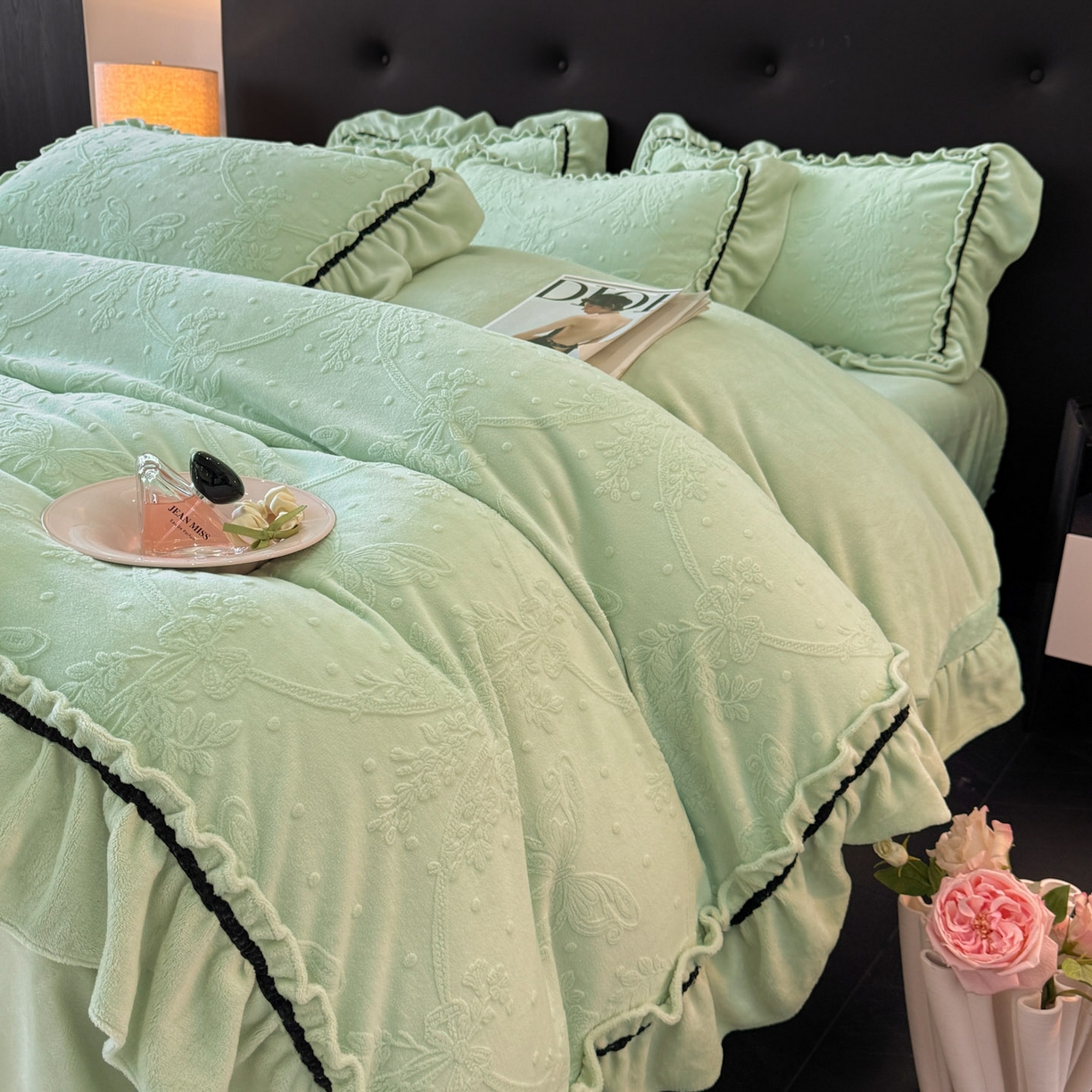 91家纺网 家纺一手货源 找家纺 绘萱家居 2025新款新品爆款高密消光织带花边款雕花牛奶绒四件套 妮娜-绿