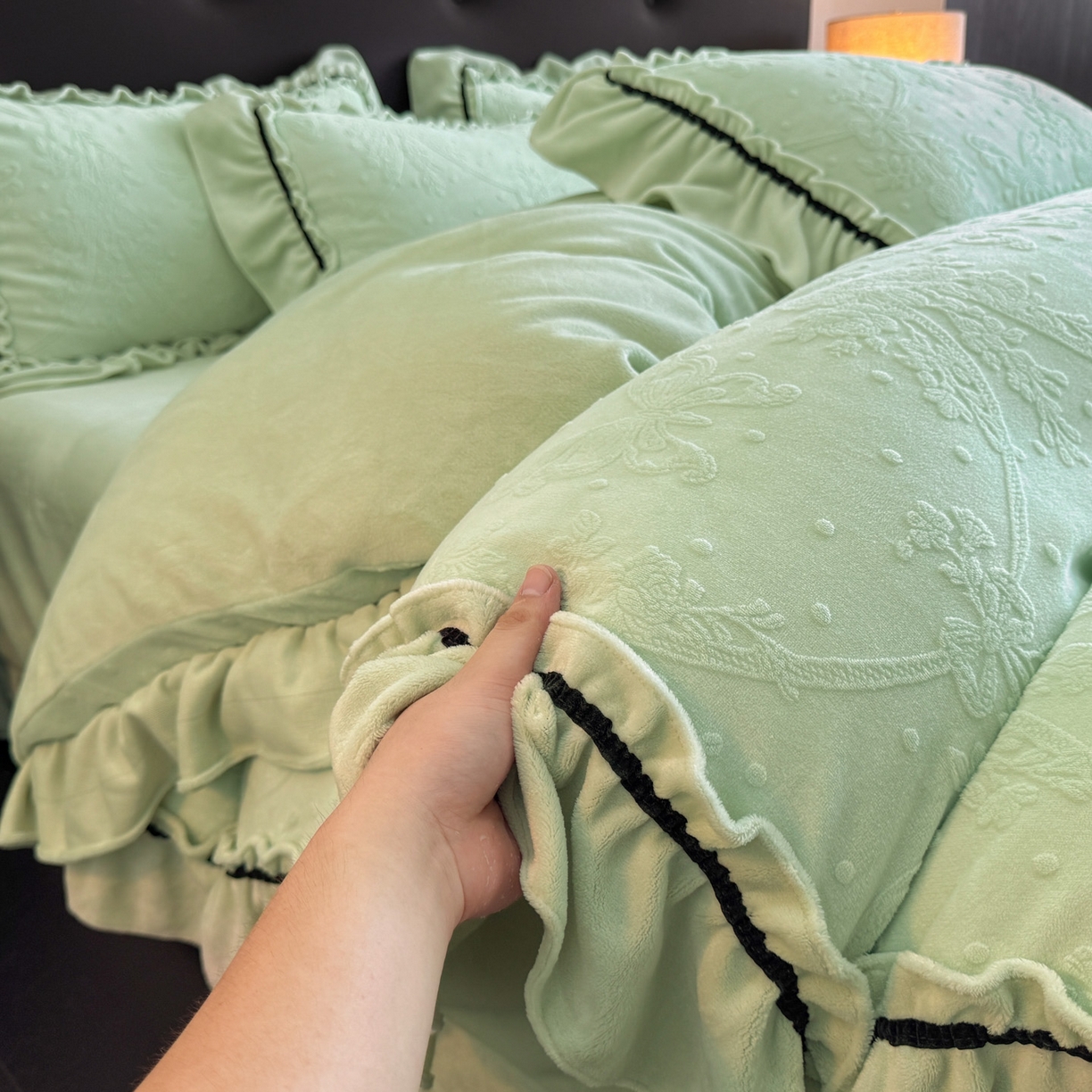 91家纺网 家纺一手货源 找家纺 绘萱家居 2025新款新品爆款高密消光织带花边款雕花牛奶绒四件套 妮娜-绿