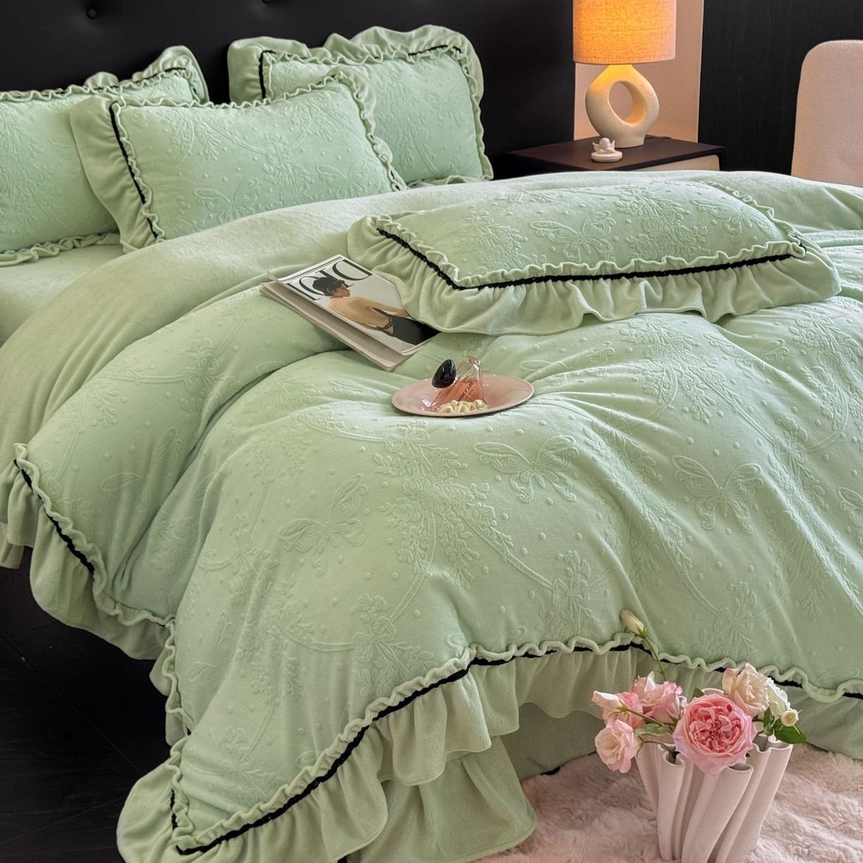 91家纺网 家纺一手货源 找家纺 绘萱家居 2025新款新品爆款高密消光织带花边款雕花牛奶绒四件套 妮娜-绿
