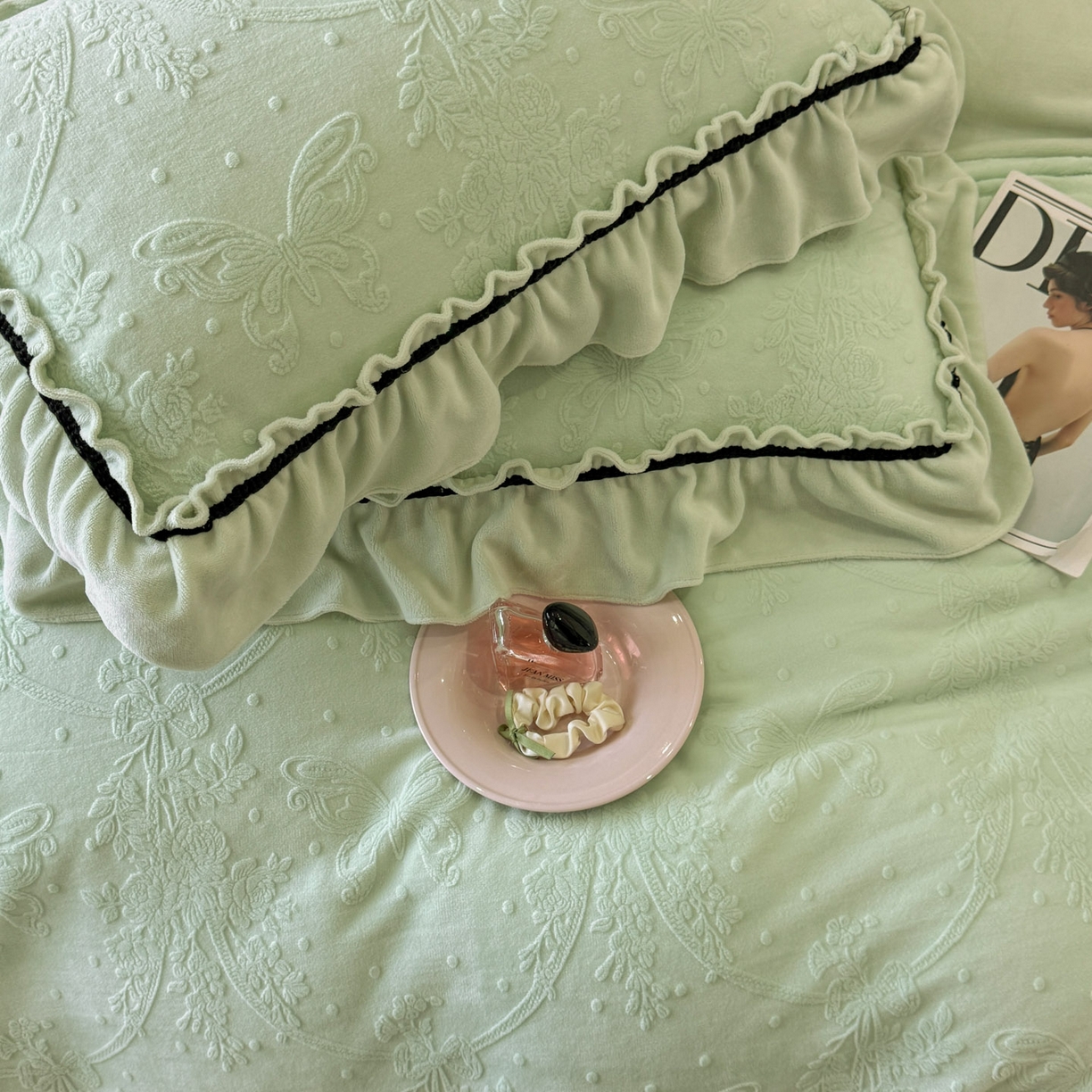 91家纺网 家纺一手货源 找家纺 绘萱家居 2025新款新品爆款高密消光织带花边款雕花牛奶绒四件套 妮娜-绿