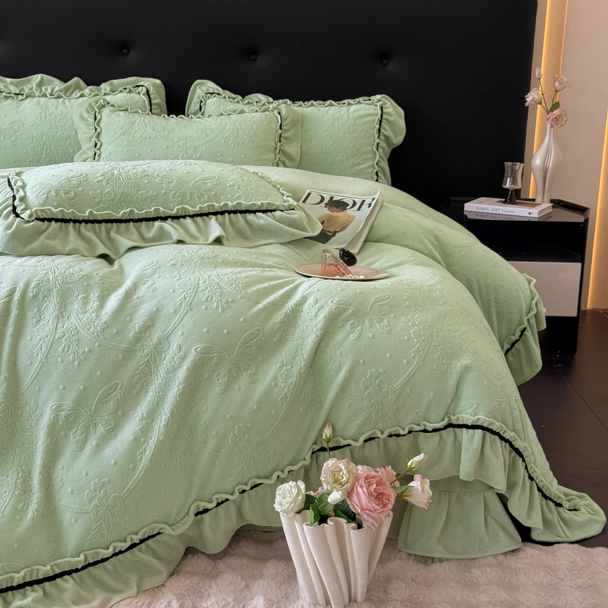 91家纺网 家纺一手货源 找家纺 绘萱家居 2025新款新品爆款高密消光织带花边款雕花牛奶绒四件套 妮娜-绿