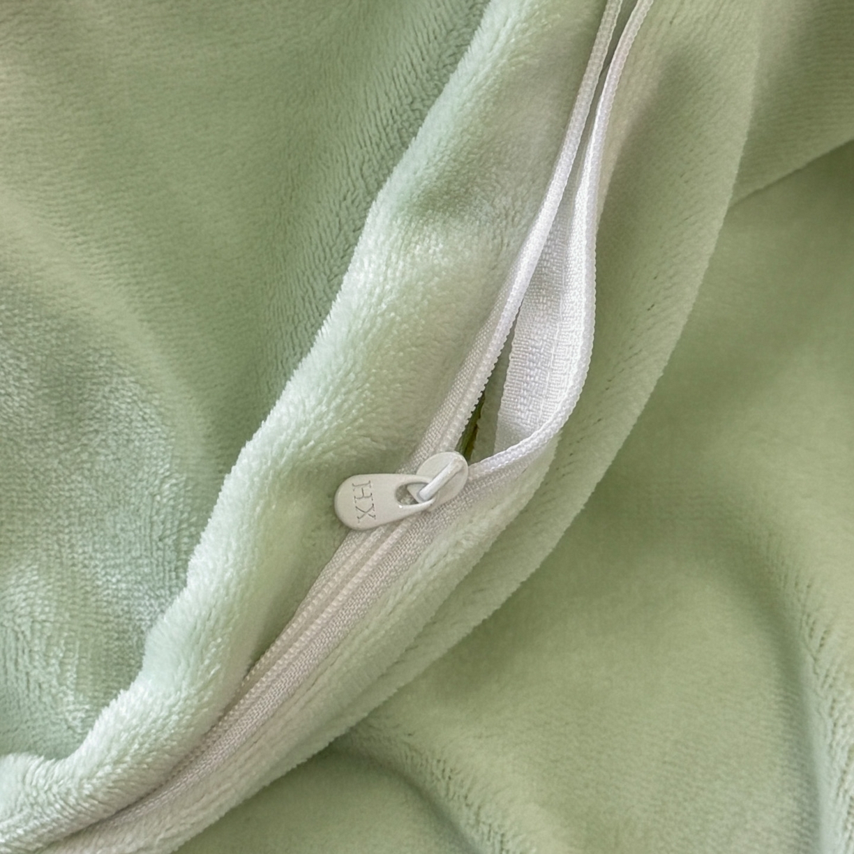 91家纺网 家纺一手货源 找家纺 绘萱家居 2025新款新品爆款高密消光织带花边款雕花牛奶绒四件套 妮娜-绿