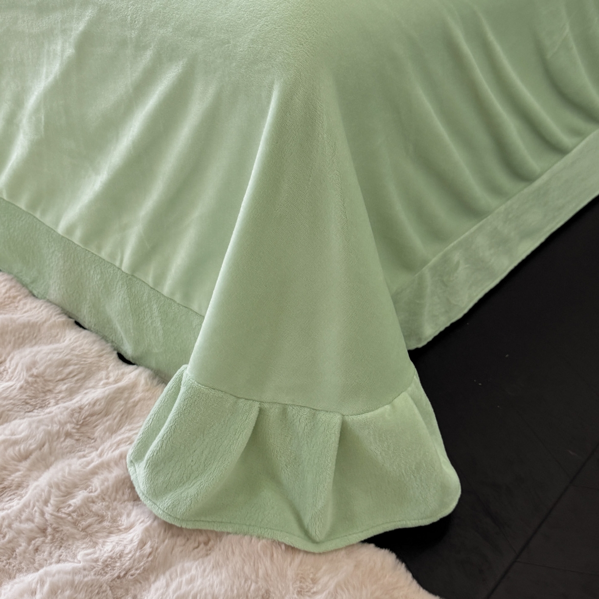 91家纺网 家纺一手货源 找家纺 绘萱家居 2025新款新品爆款高密消光织带花边款雕花牛奶绒四件套 妮娜-绿