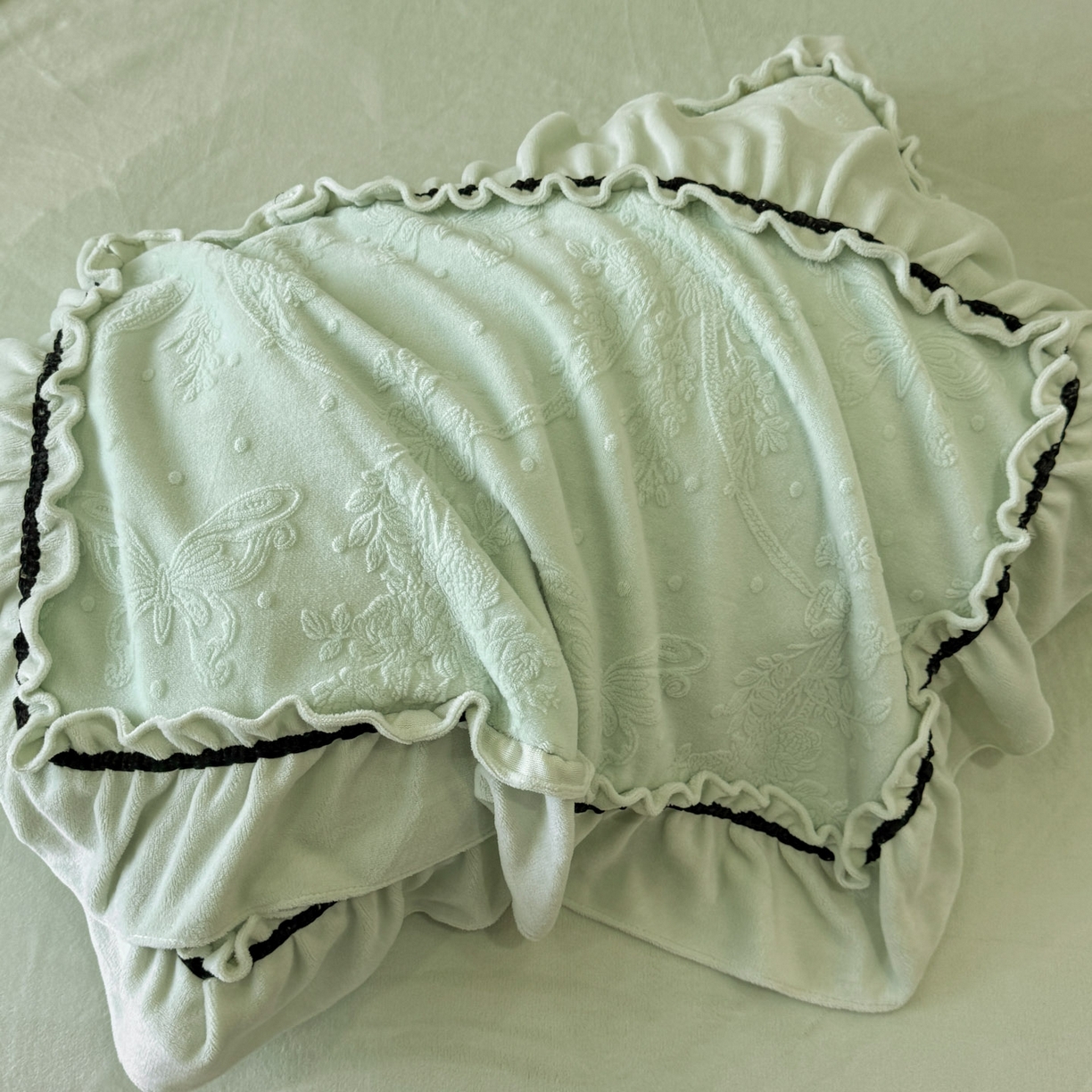 91家纺网 家纺一手货源 找家纺 绘萱家居 2025新款新品爆款高密消光织带花边款雕花牛奶绒四件套 妮娜-绿