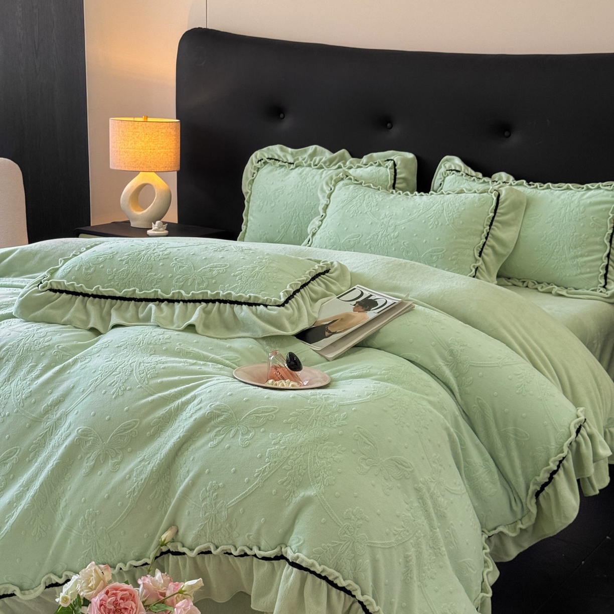 91家纺网 家纺一手货源 找家纺 绘萱家居 2025新款新品爆款高密消光织带花边款雕花牛奶绒四件套 妮娜-绿