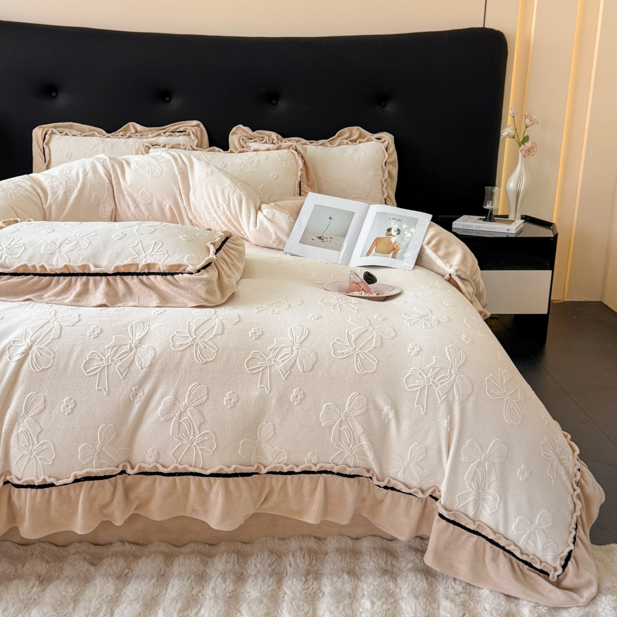 91家纺网 家纺一手货源 找家纺 绘萱家居 2025新款新品爆款高密消光织带花边款雕花牛奶绒四件套 薇薇安-白卡其