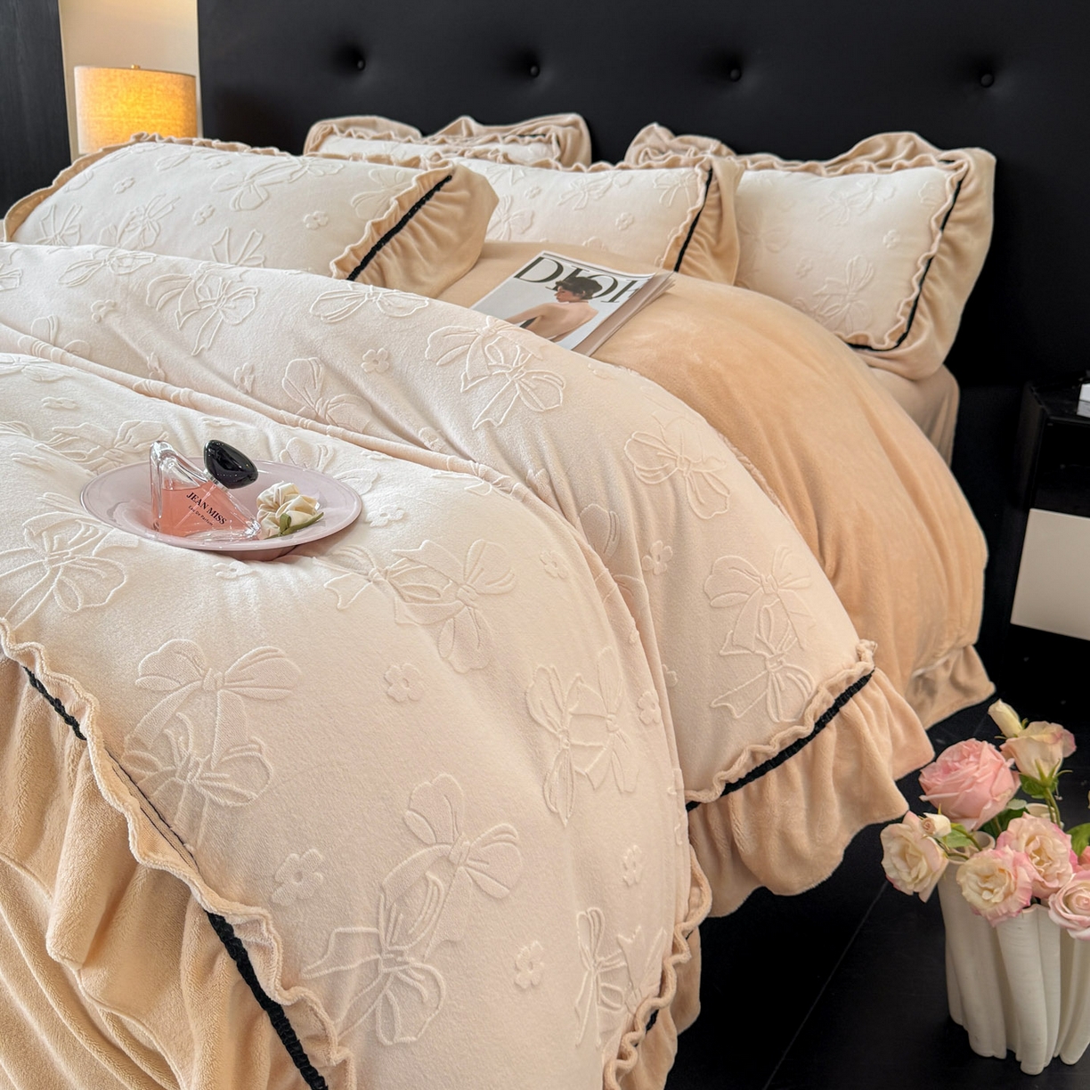 91家纺网 家纺一手货源 找家纺 绘萱家居 2025新款新品爆款高密消光织带花边款雕花牛奶绒四件套 薇薇安-白卡其