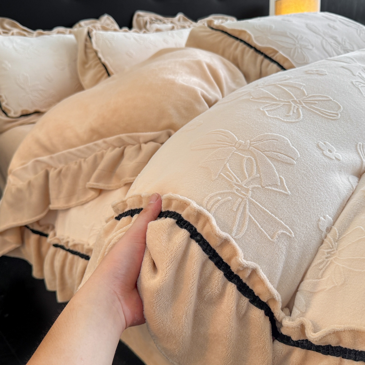 91家纺网 家纺一手货源 找家纺 绘萱家居 2025新款新品爆款高密消光织带花边款雕花牛奶绒四件套 薇薇安-白卡其