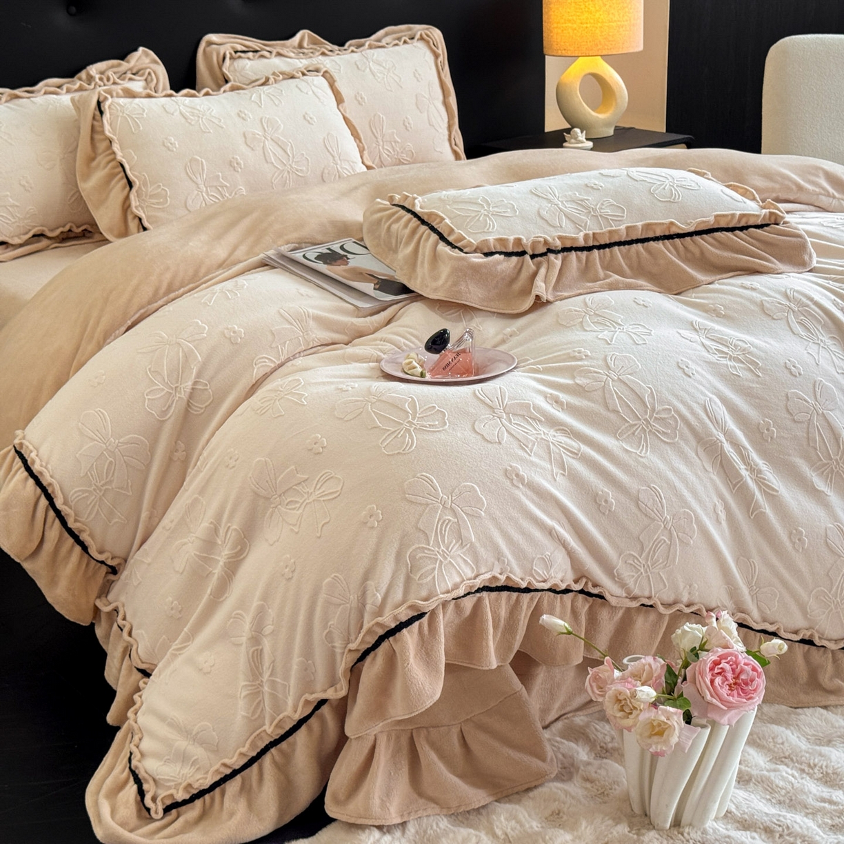 91家纺网 家纺一手货源 找家纺 绘萱家居 2025新款新品爆款高密消光织带花边款雕花牛奶绒四件套 薇薇安-白卡其