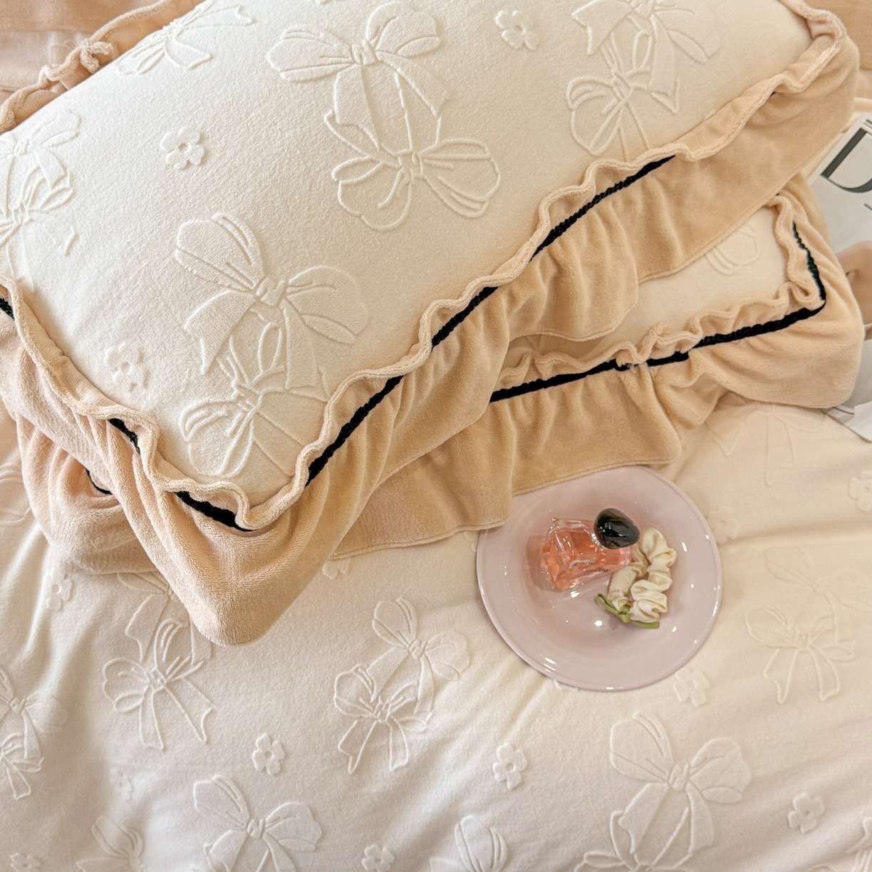 91家纺网 家纺一手货源 找家纺 绘萱家居 2025新款新品爆款高密消光织带花边款雕花牛奶绒四件套 薇薇安-白卡其