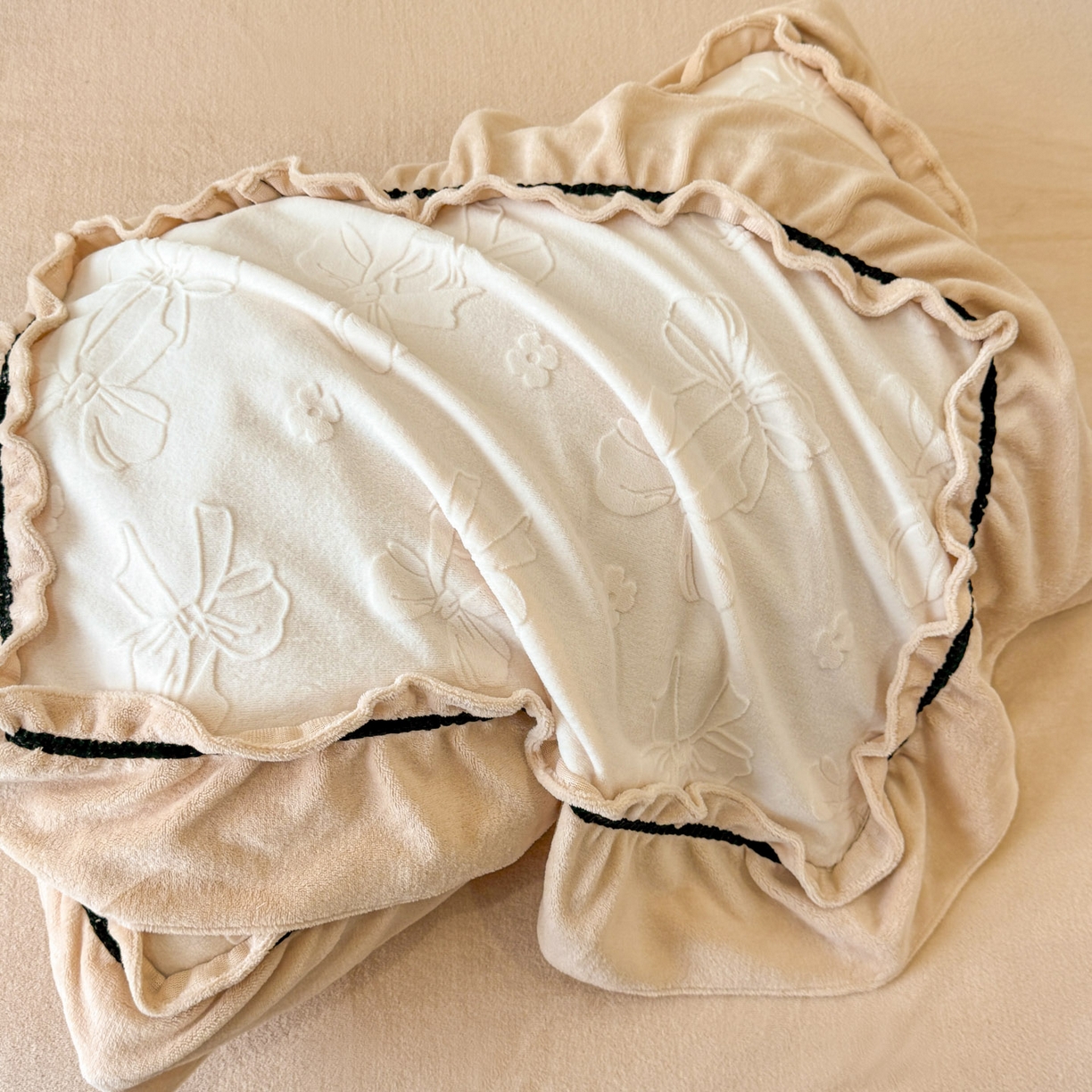 91家纺网 家纺一手货源 找家纺 绘萱家居 2025新款新品爆款高密消光织带花边款雕花牛奶绒四件套 薇薇安-白卡其