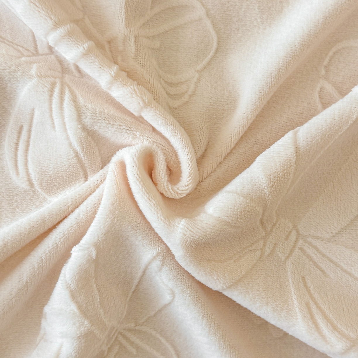 91家纺网 家纺一手货源 找家纺 绘萱家居 2025新款新品爆款高密消光织带花边款雕花牛奶绒四件套 薇薇安-白卡其