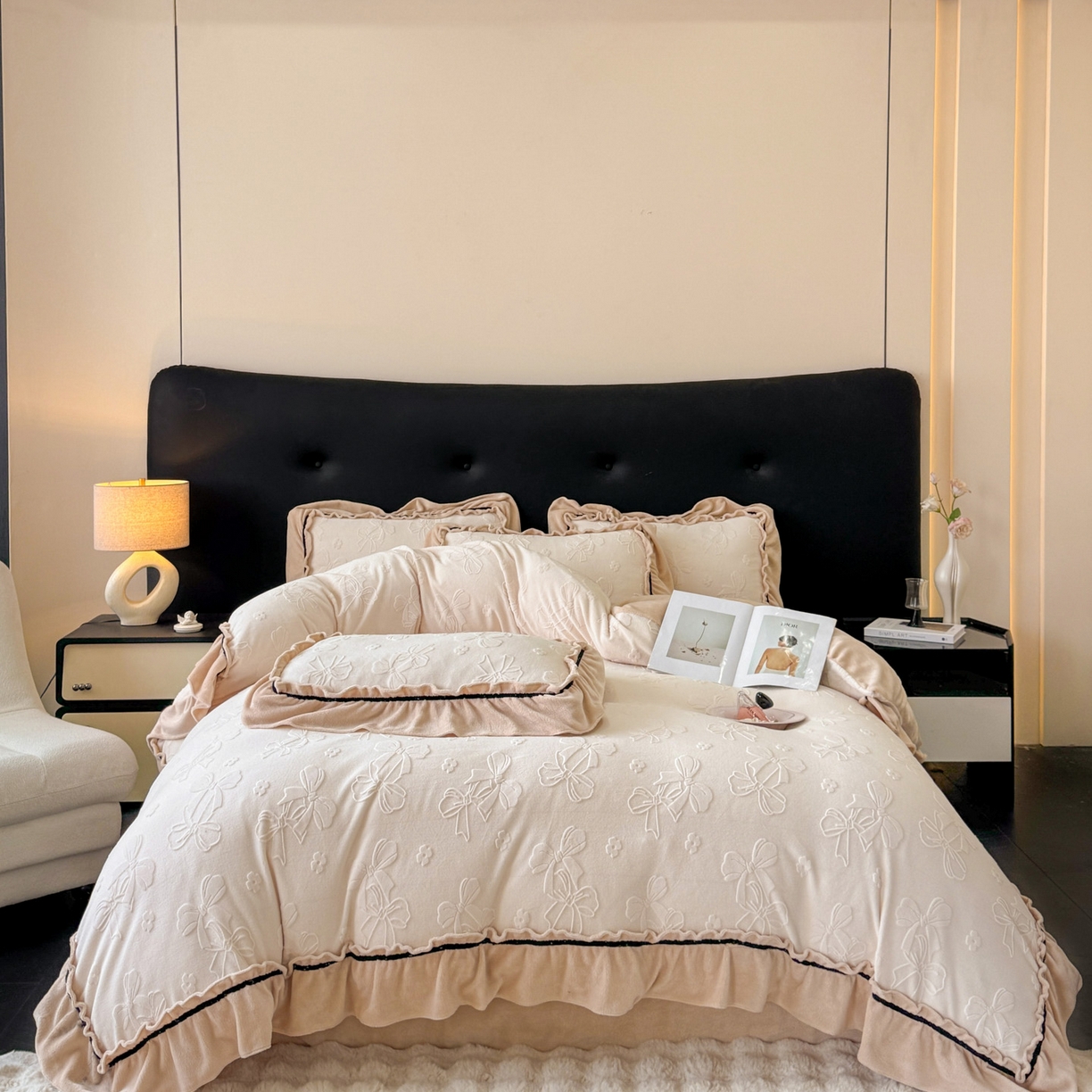 91家纺网 家纺一手货源 找家纺 绘萱家居 2025新款新品爆款高密消光织带花边款雕花牛奶绒四件套 薇薇安-白卡其