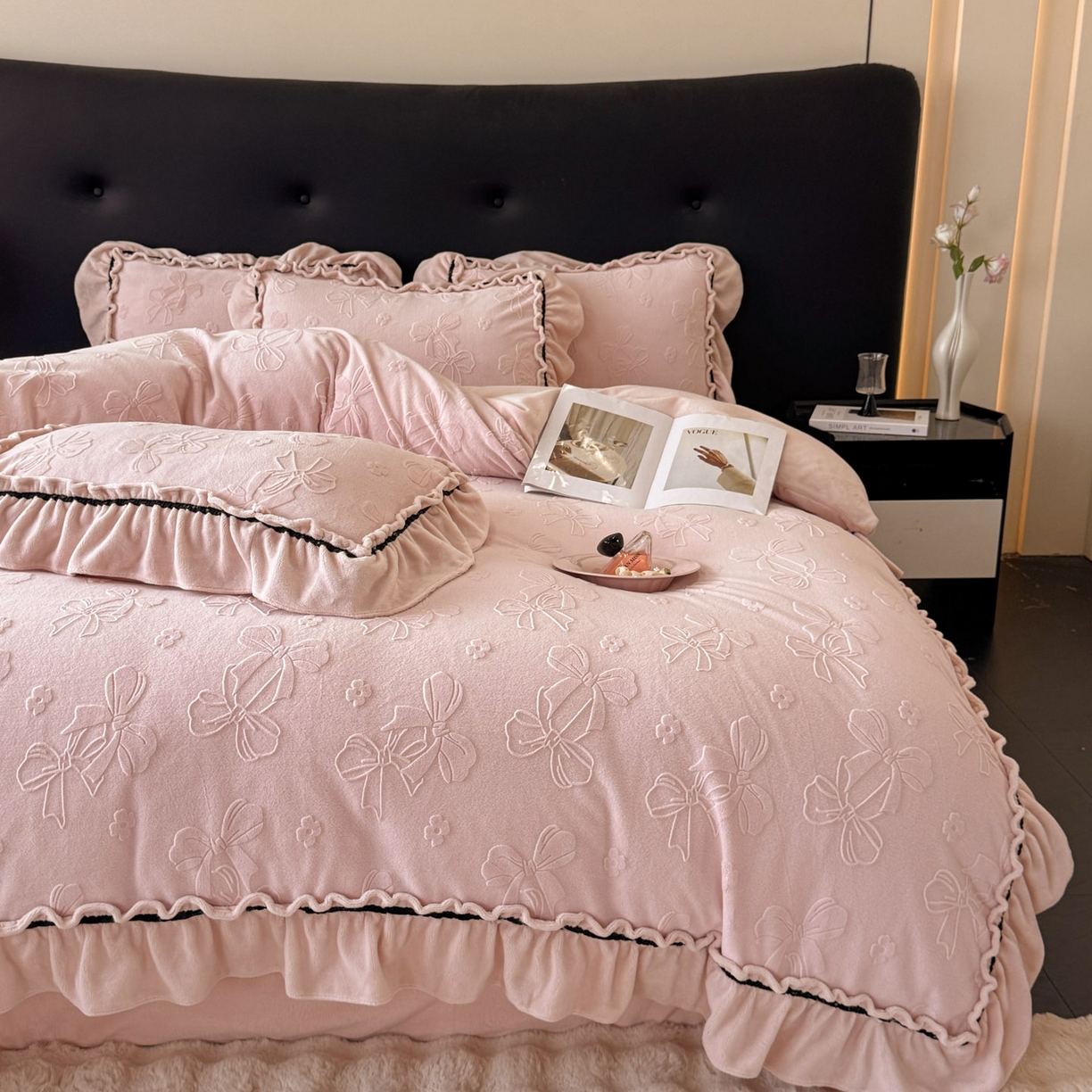 91家纺网 家纺一手货源 找家纺 绘萱家居 2025新款新品爆款高密消光织带花边款雕花牛奶绒四件套 薇薇安-粉