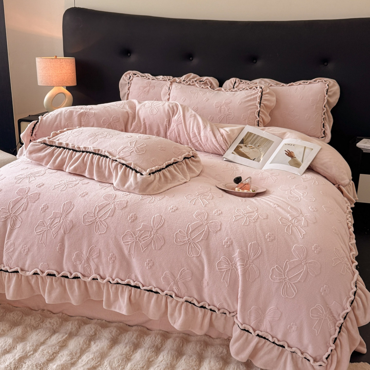 91家纺网 家纺一手货源 找家纺 绘萱家居 2025新款新品爆款高密消光织带花边款雕花牛奶绒四件套 薇薇安-粉