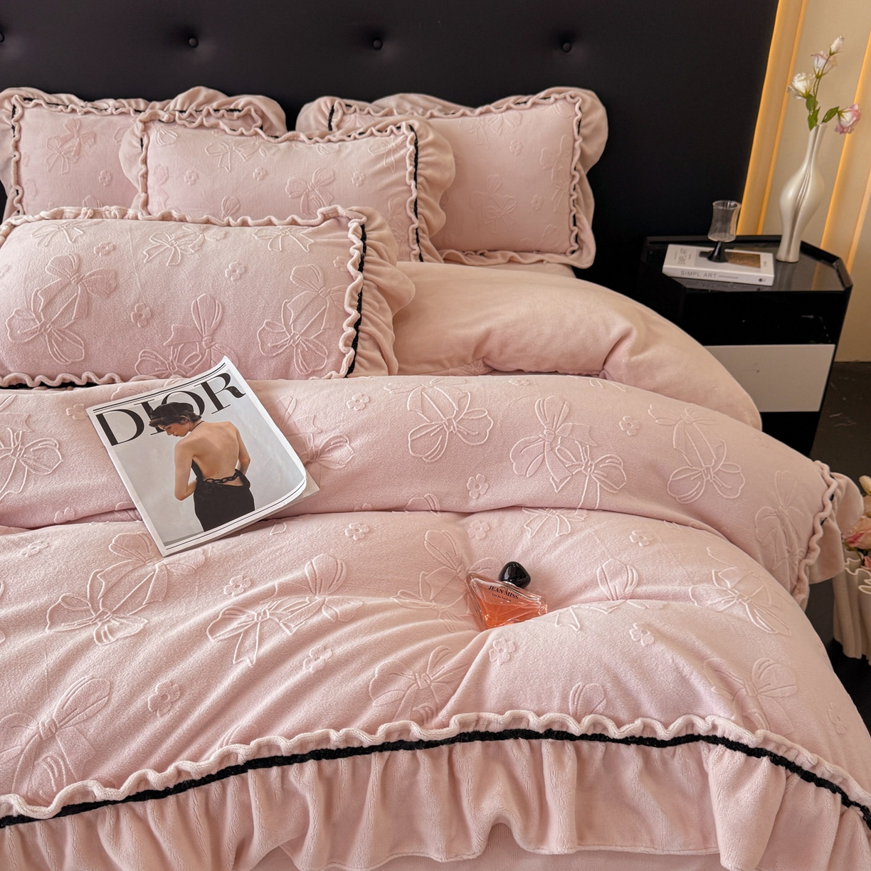 91家纺网 家纺一手货源 找家纺 绘萱家居 2025新款新品爆款高密消光织带花边款雕花牛奶绒四件套 薇薇安-粉