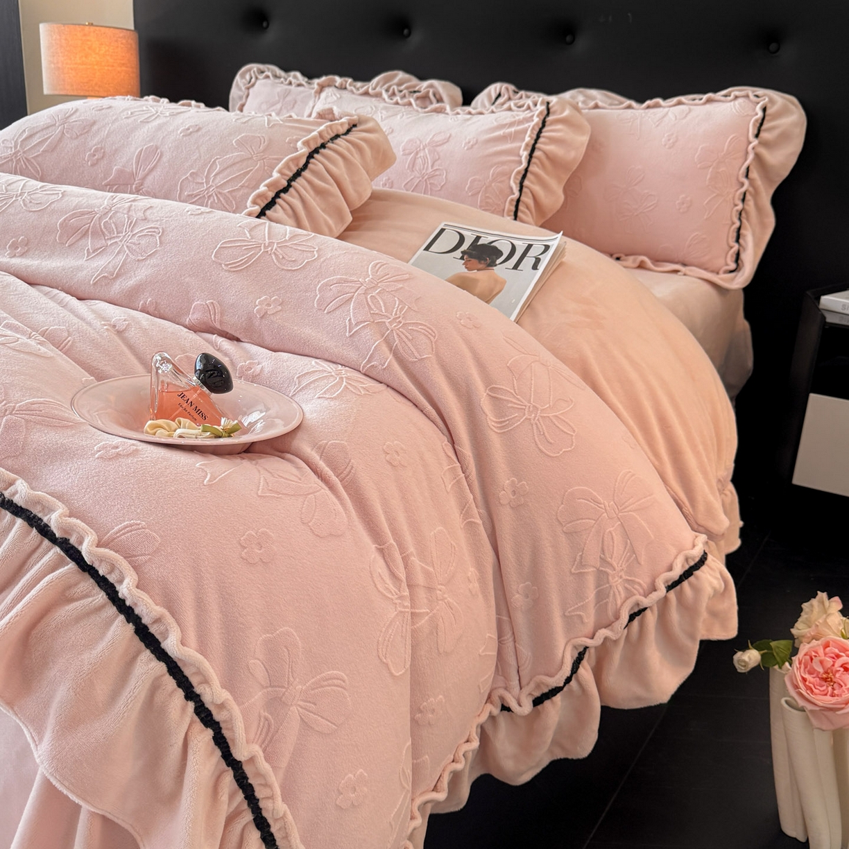 91家纺网 家纺一手货源 找家纺 绘萱家居 2025新款新品爆款高密消光织带花边款雕花牛奶绒四件套 薇薇安-粉