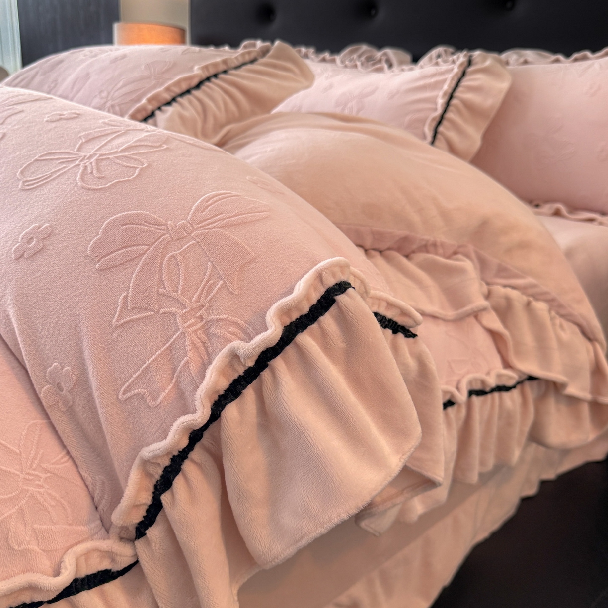 91家纺网 家纺一手货源 找家纺 绘萱家居 2025新款新品爆款高密消光织带花边款雕花牛奶绒四件套 薇薇安-粉