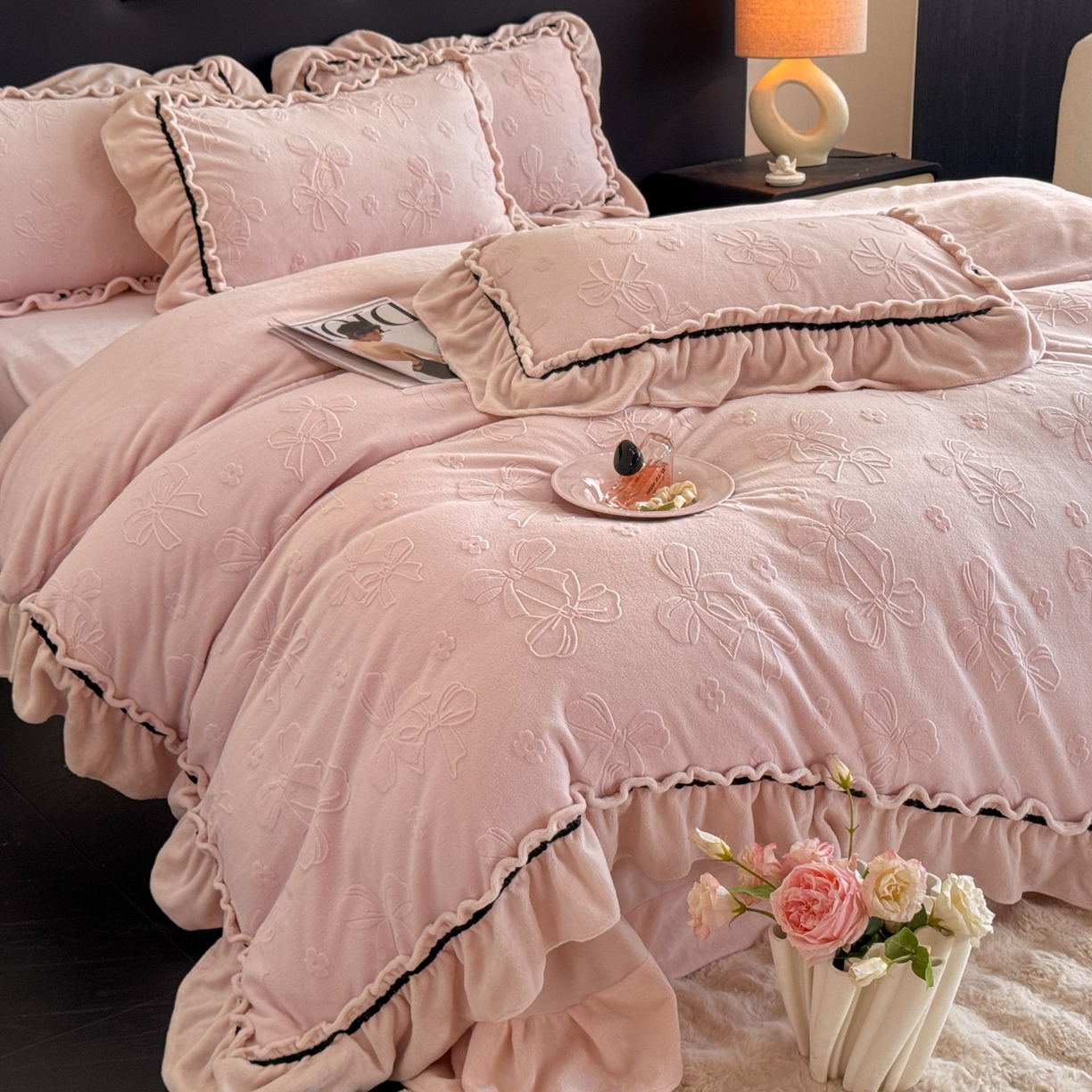 91家纺网 家纺一手货源 找家纺 绘萱家居 2025新款新品爆款高密消光织带花边款雕花牛奶绒四件套 薇薇安-粉