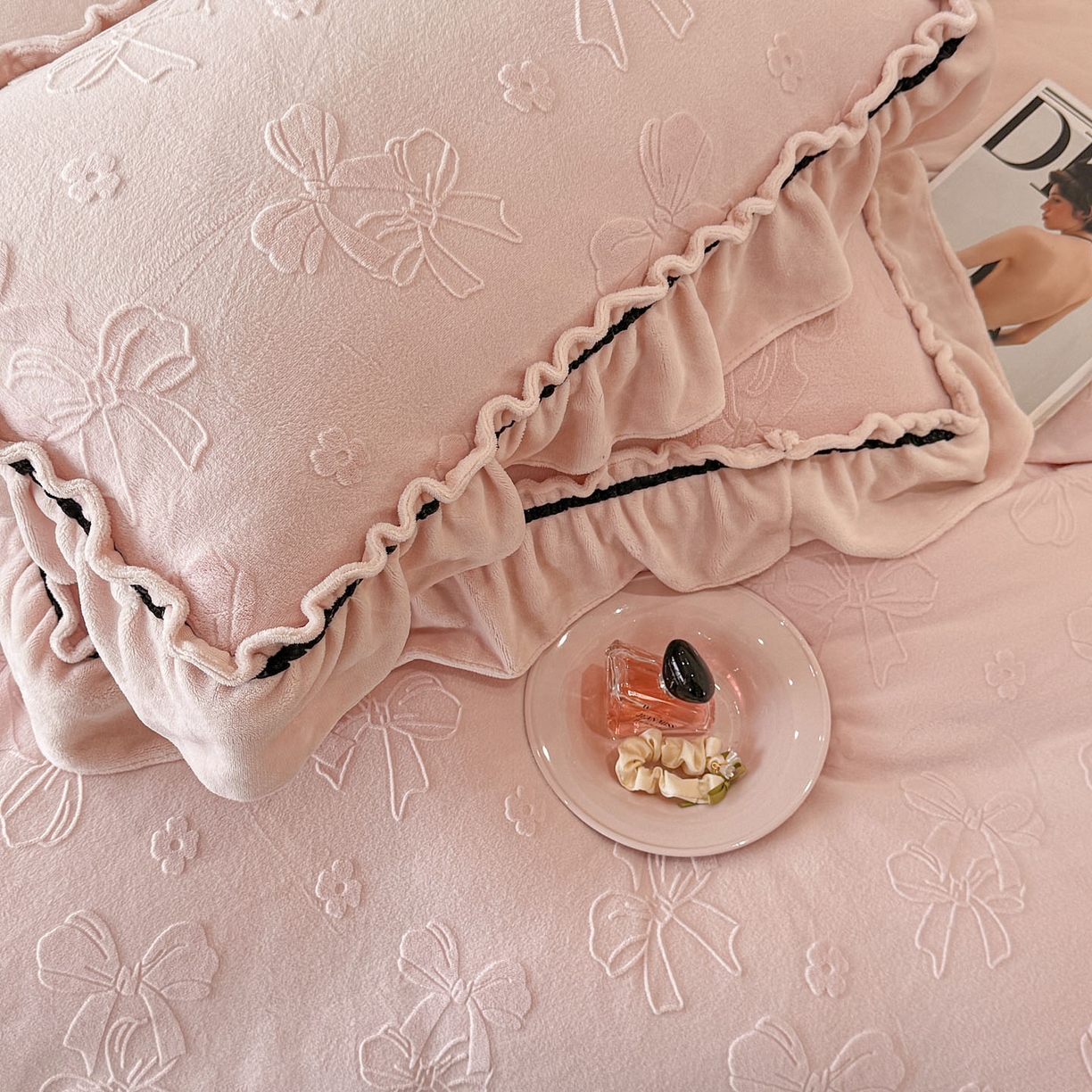 91家纺网 家纺一手货源 找家纺 绘萱家居 2025新款新品爆款高密消光织带花边款雕花牛奶绒四件套 薇薇安-粉