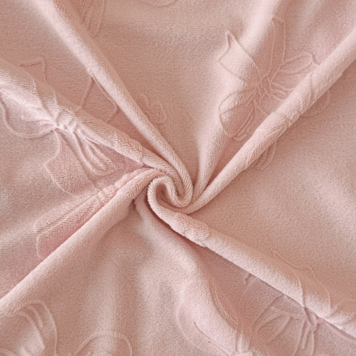 91家纺网 家纺一手货源 找家纺 绘萱家居 2025新款新品爆款高密消光织带花边款雕花牛奶绒四件套 薇薇安-粉