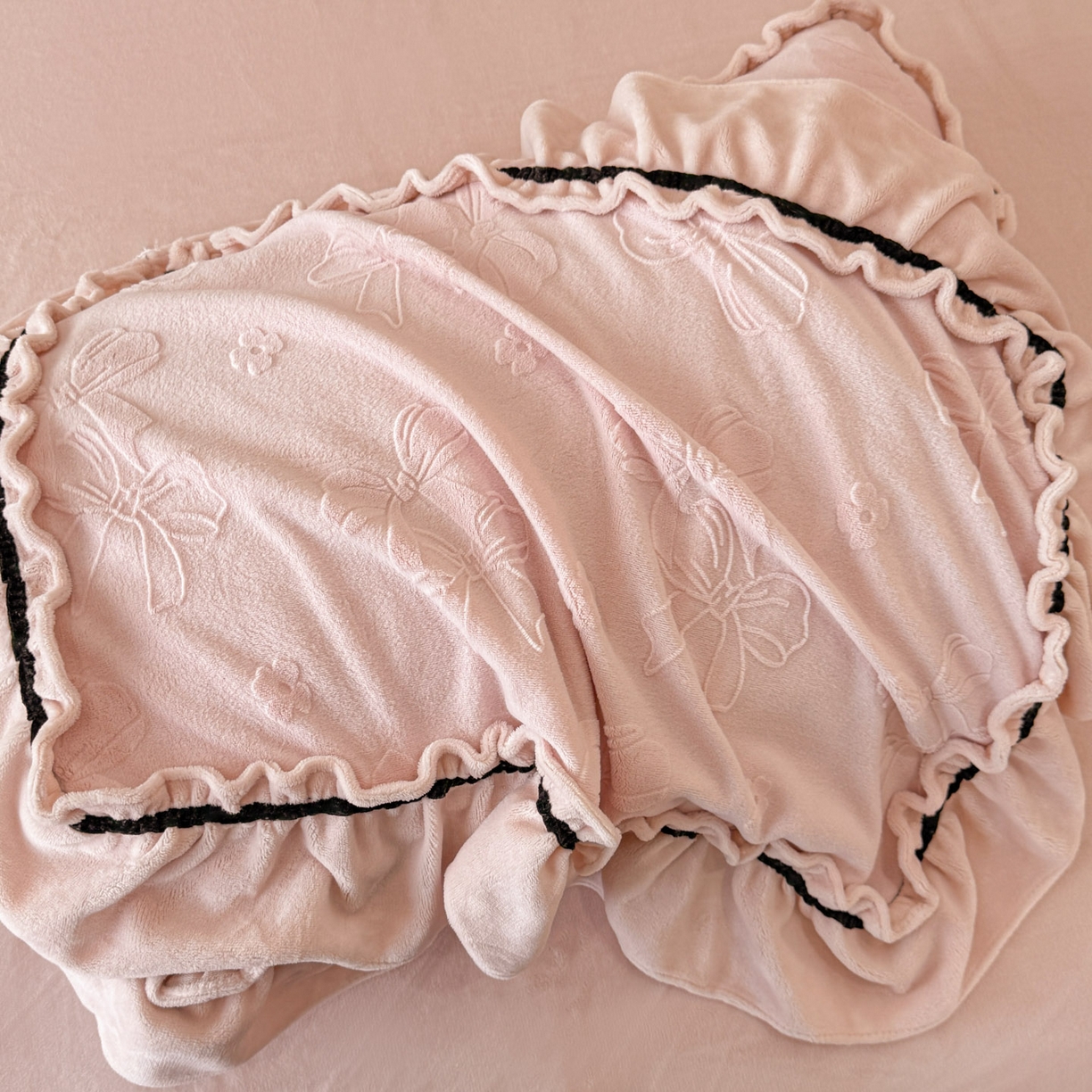 91家纺网 家纺一手货源 找家纺 绘萱家居 2025新款新品爆款高密消光织带花边款雕花牛奶绒四件套 薇薇安-粉