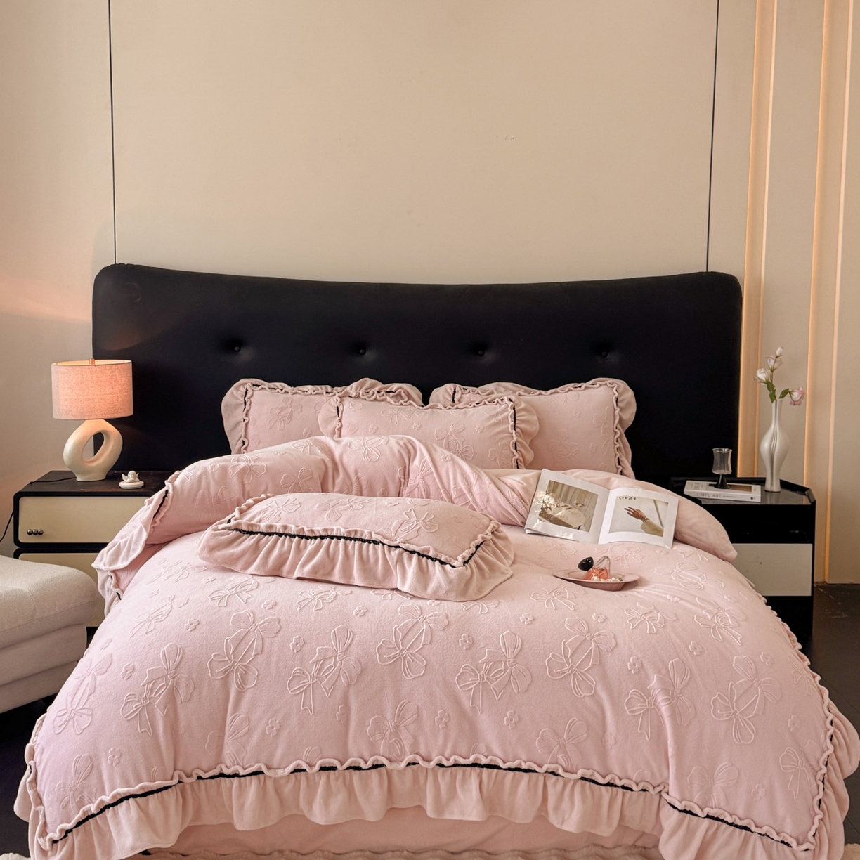 91家纺网 家纺一手货源 找家纺 绘萱家居 2025新款新品爆款高密消光织带花边款雕花牛奶绒四件套 薇薇安-粉