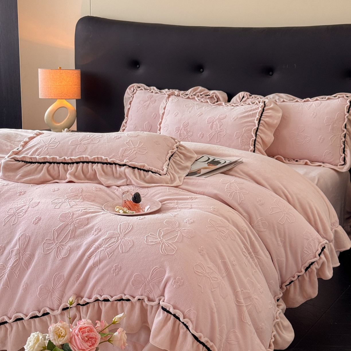 91家纺网 家纺一手货源 找家纺 绘萱家居 2025新款新品爆款高密消光织带花边款雕花牛奶绒四件套 薇薇安-粉