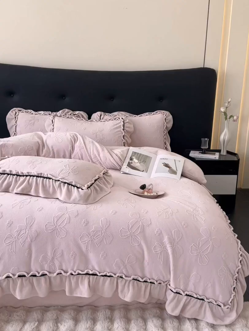 91家纺网 家纺一手货源 找家纺 绘萱家居 2025新款新品爆款高密消光织带花边款雕花牛奶绒四件套 薇薇安-粉