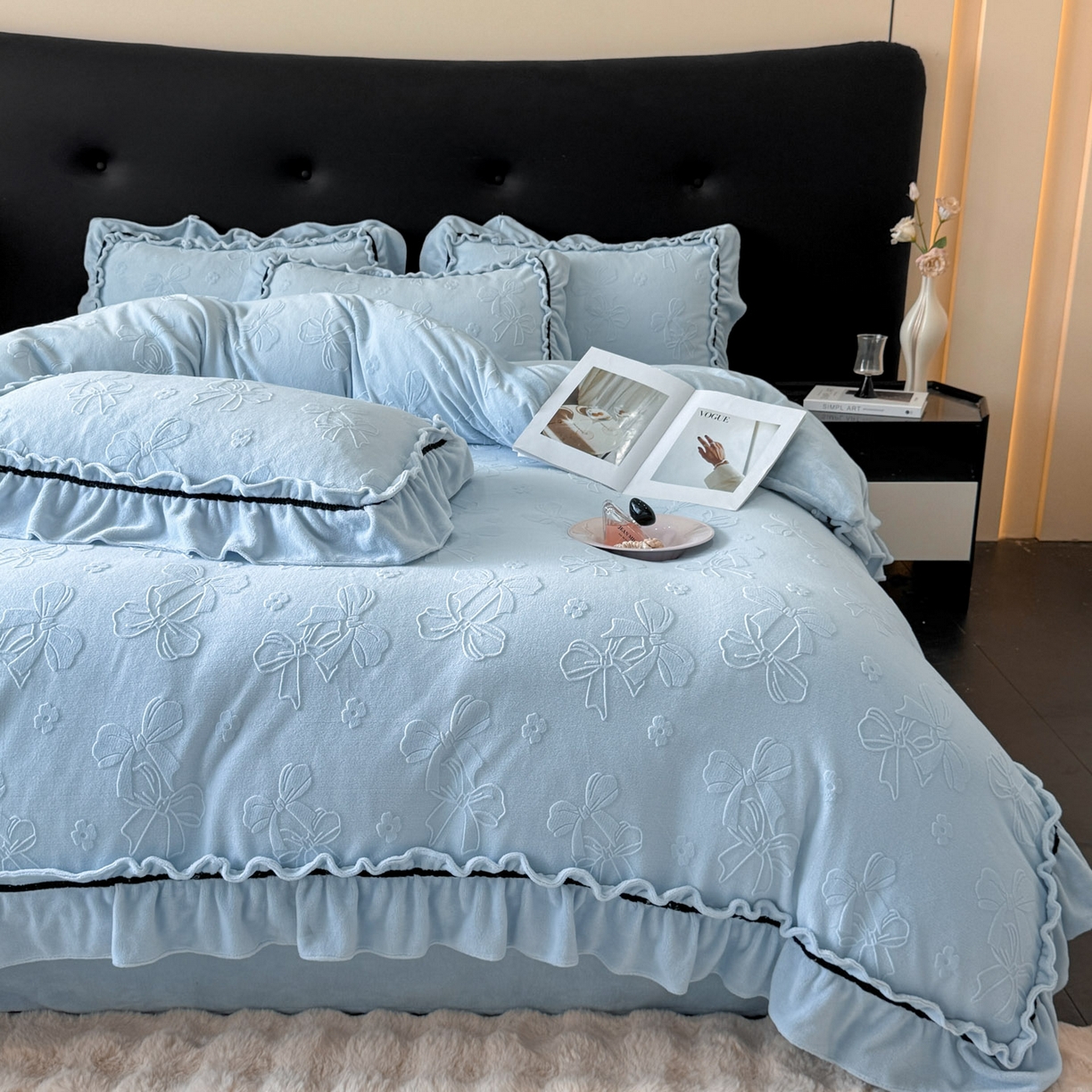 91家纺网 家纺一手货源 找家纺 绘萱家居 2025新款新品爆款高密消光织带花边款雕花牛奶绒四件套 薇薇安-兰