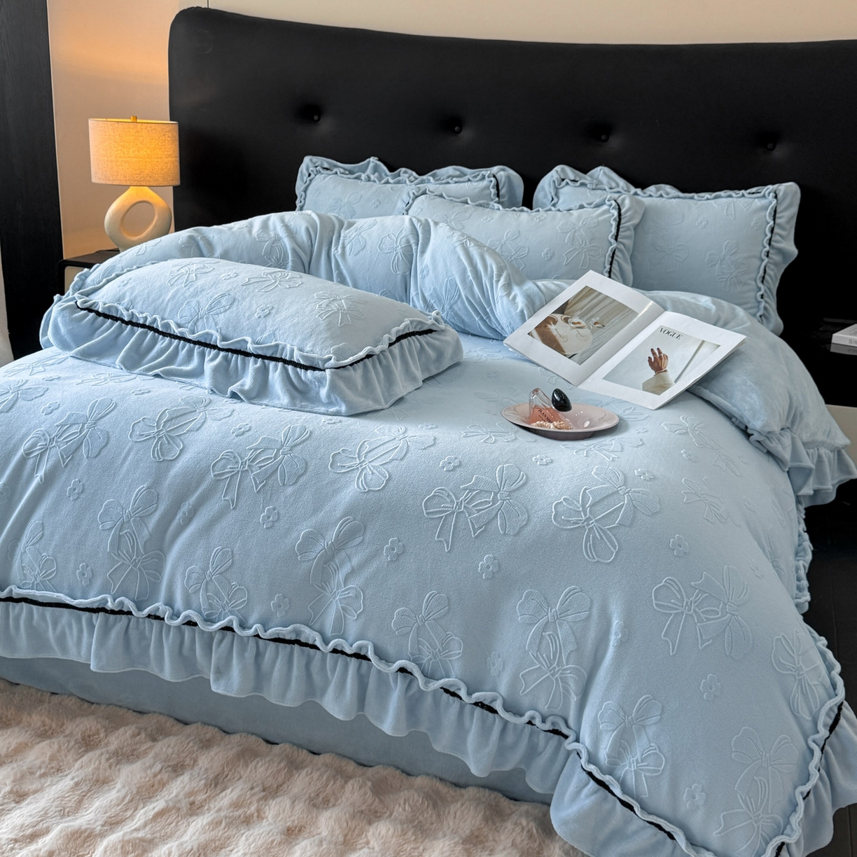 91家纺网 家纺一手货源 找家纺 绘萱家居 2025新款新品爆款高密消光织带花边款雕花牛奶绒四件套 薇薇安-兰