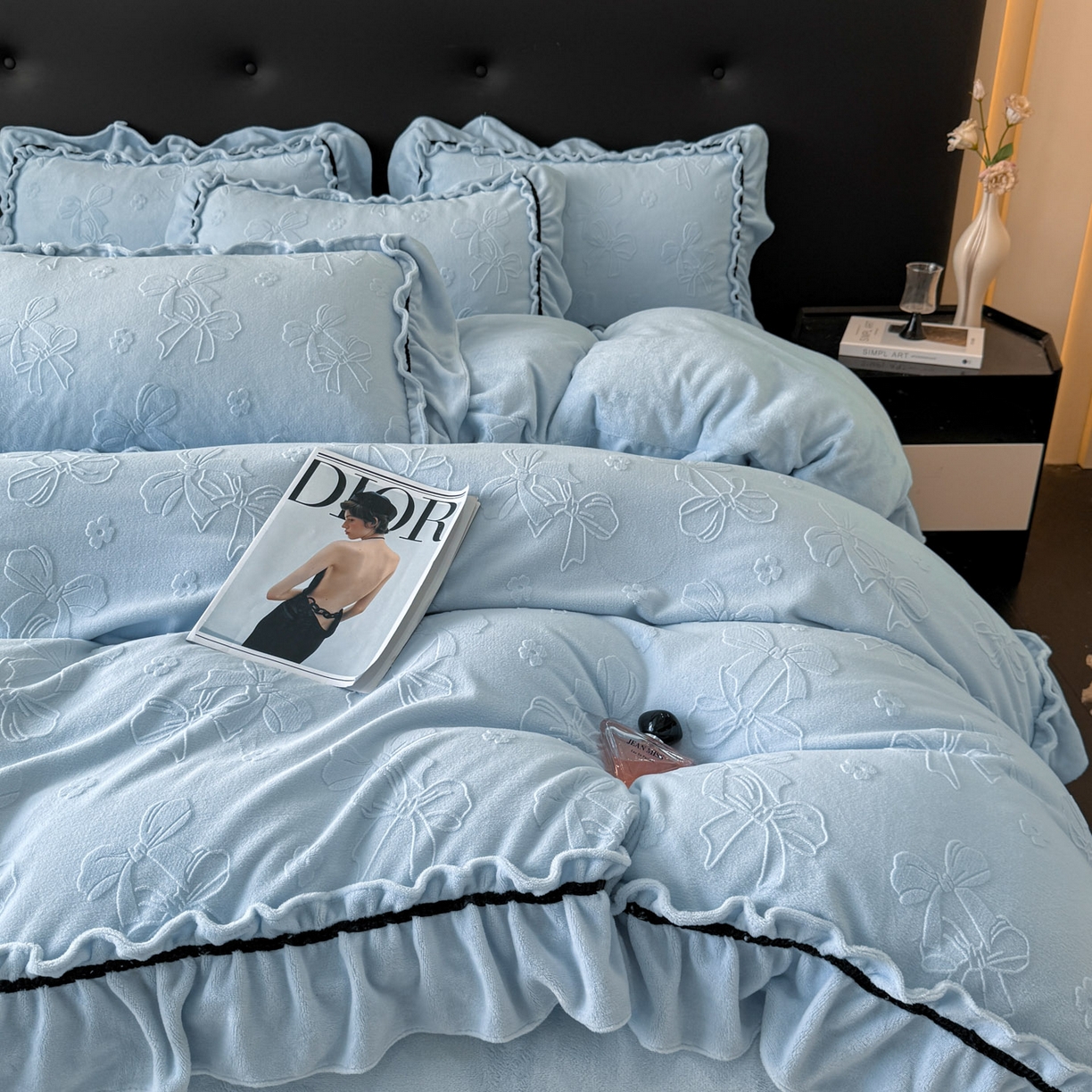 91家纺网 家纺一手货源 找家纺 绘萱家居 2025新款新品爆款高密消光织带花边款雕花牛奶绒四件套 薇薇安-兰