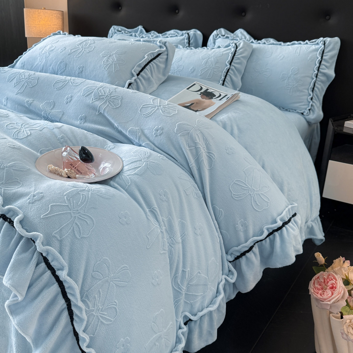 91家纺网 家纺一手货源 找家纺 绘萱家居 2025新款新品爆款高密消光织带花边款雕花牛奶绒四件套 薇薇安-兰