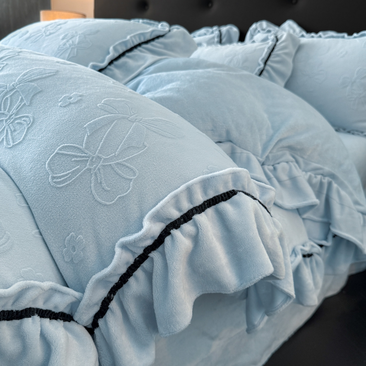 91家纺网 家纺一手货源 找家纺 绘萱家居 2025新款新品爆款高密消光织带花边款雕花牛奶绒四件套 薇薇安-兰