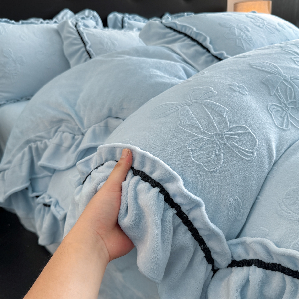 91家纺网 家纺一手货源 找家纺 绘萱家居 2025新款新品爆款高密消光织带花边款雕花牛奶绒四件套 薇薇安-兰