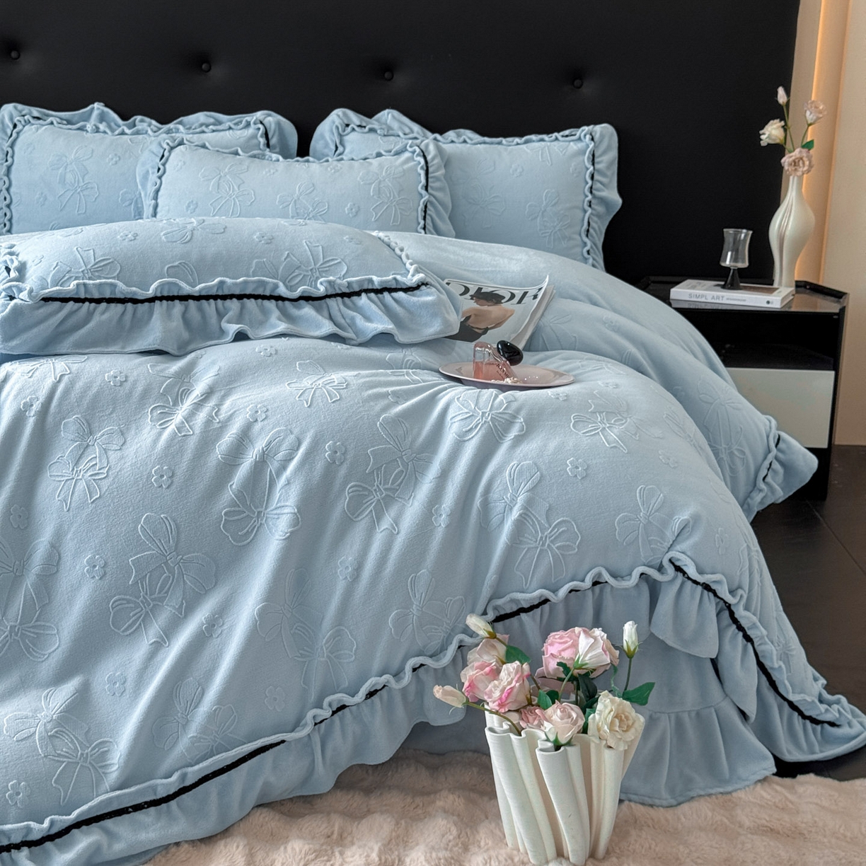 91家纺网 家纺一手货源 找家纺 绘萱家居 2025新款新品爆款高密消光织带花边款雕花牛奶绒四件套 薇薇安-兰