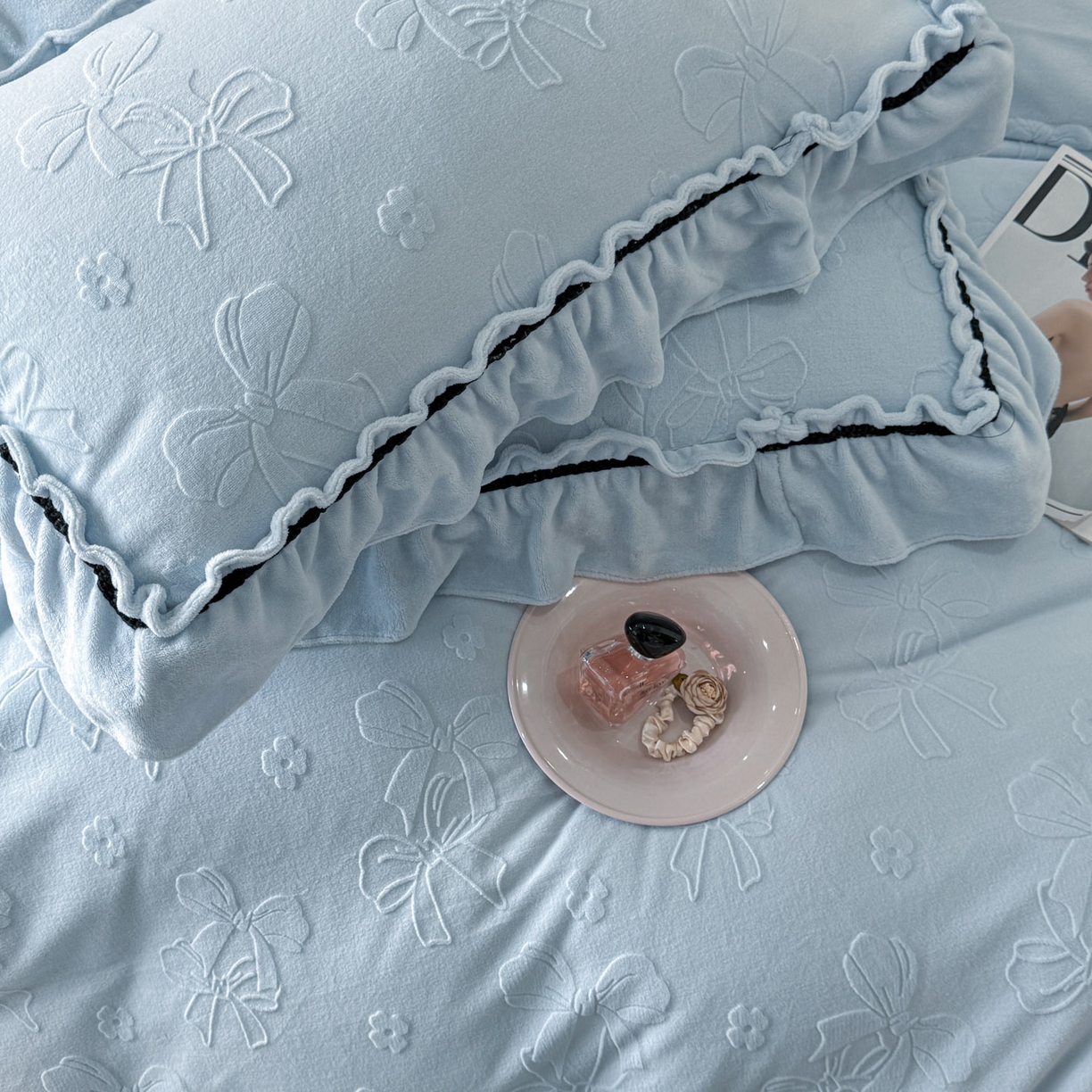 91家纺网 家纺一手货源 找家纺 绘萱家居 2025新款新品爆款高密消光织带花边款雕花牛奶绒四件套 薇薇安-兰