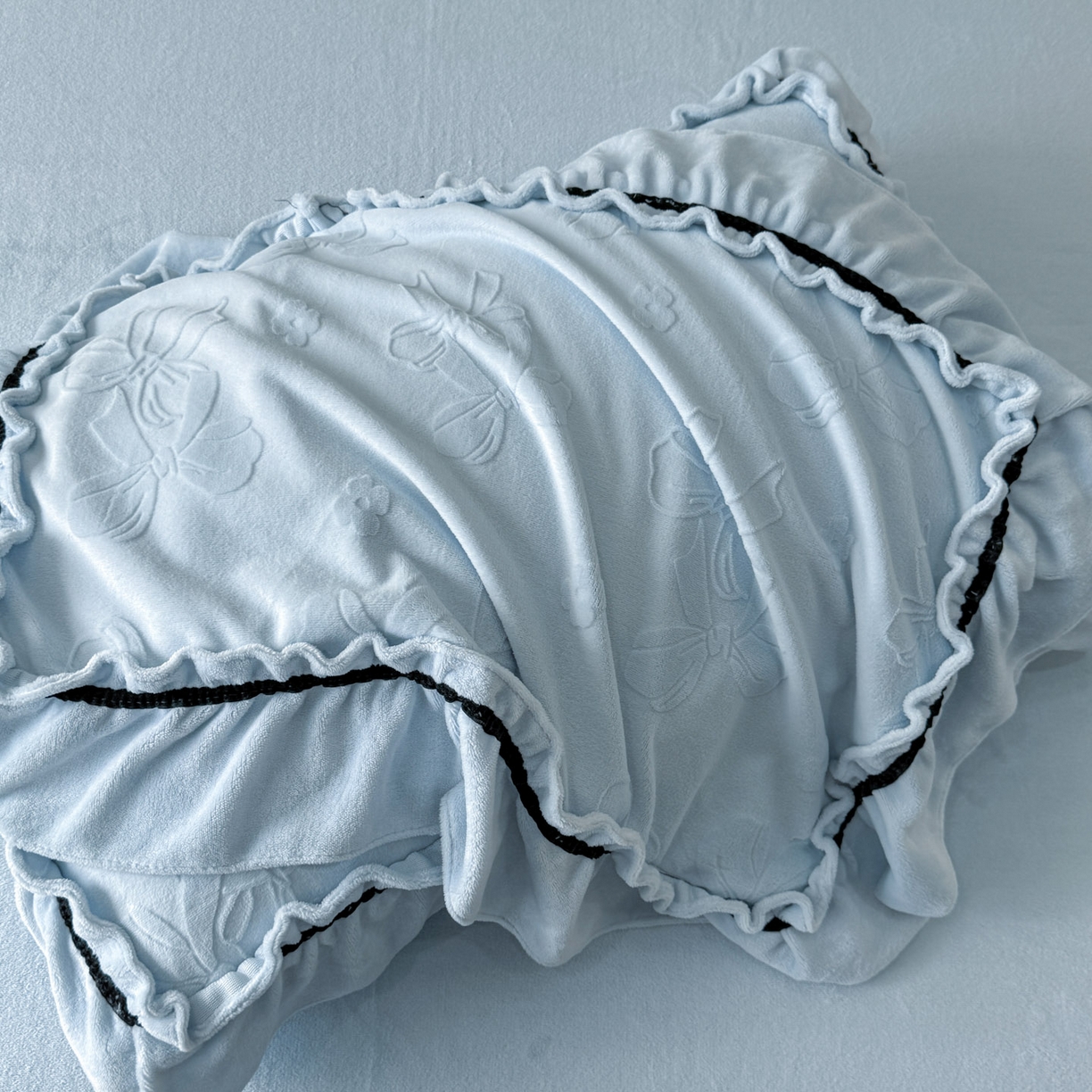 91家纺网 家纺一手货源 找家纺 绘萱家居 2025新款新品爆款高密消光织带花边款雕花牛奶绒四件套 薇薇安-兰