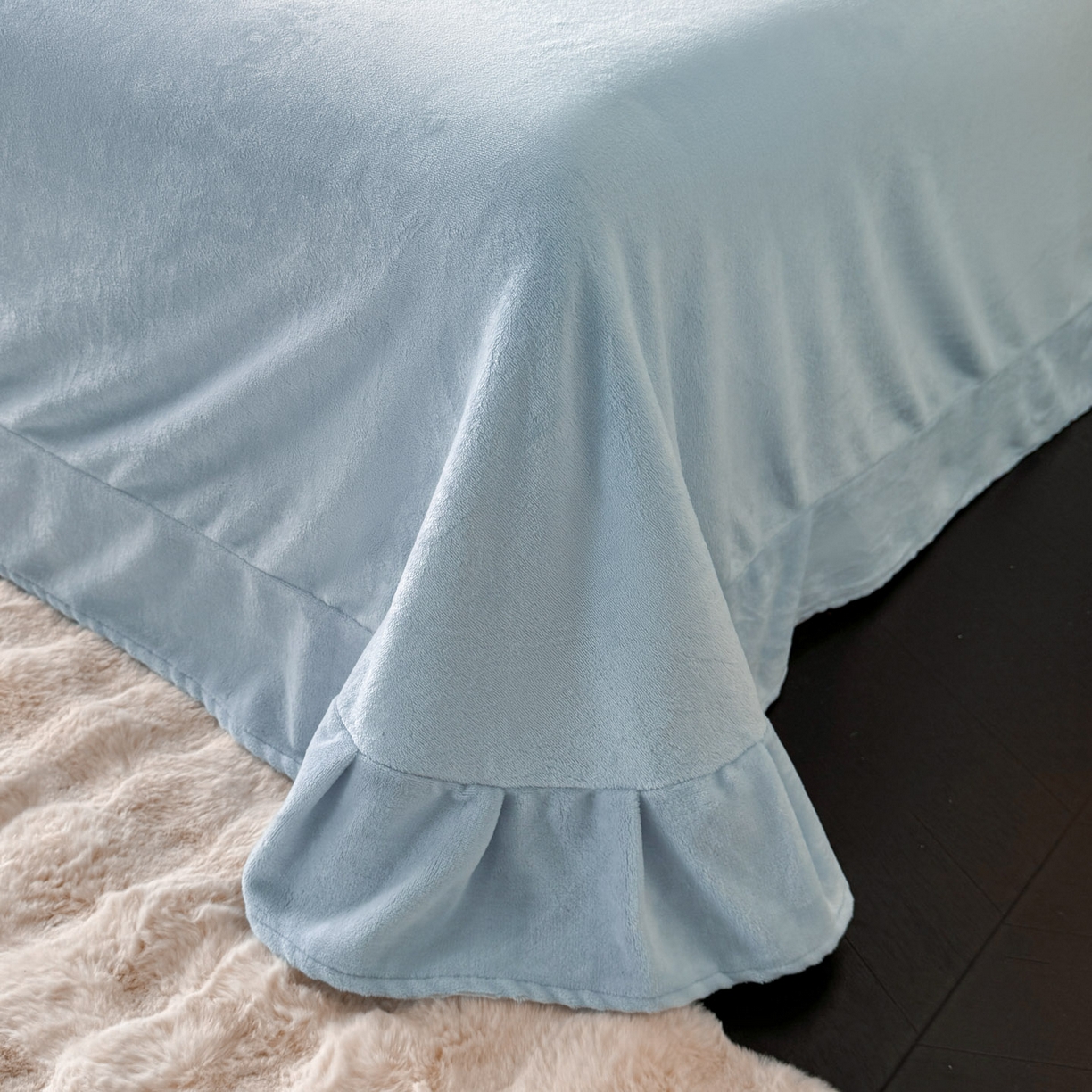 91家纺网 家纺一手货源 找家纺 绘萱家居 2025新款新品爆款高密消光织带花边款雕花牛奶绒四件套 薇薇安-兰