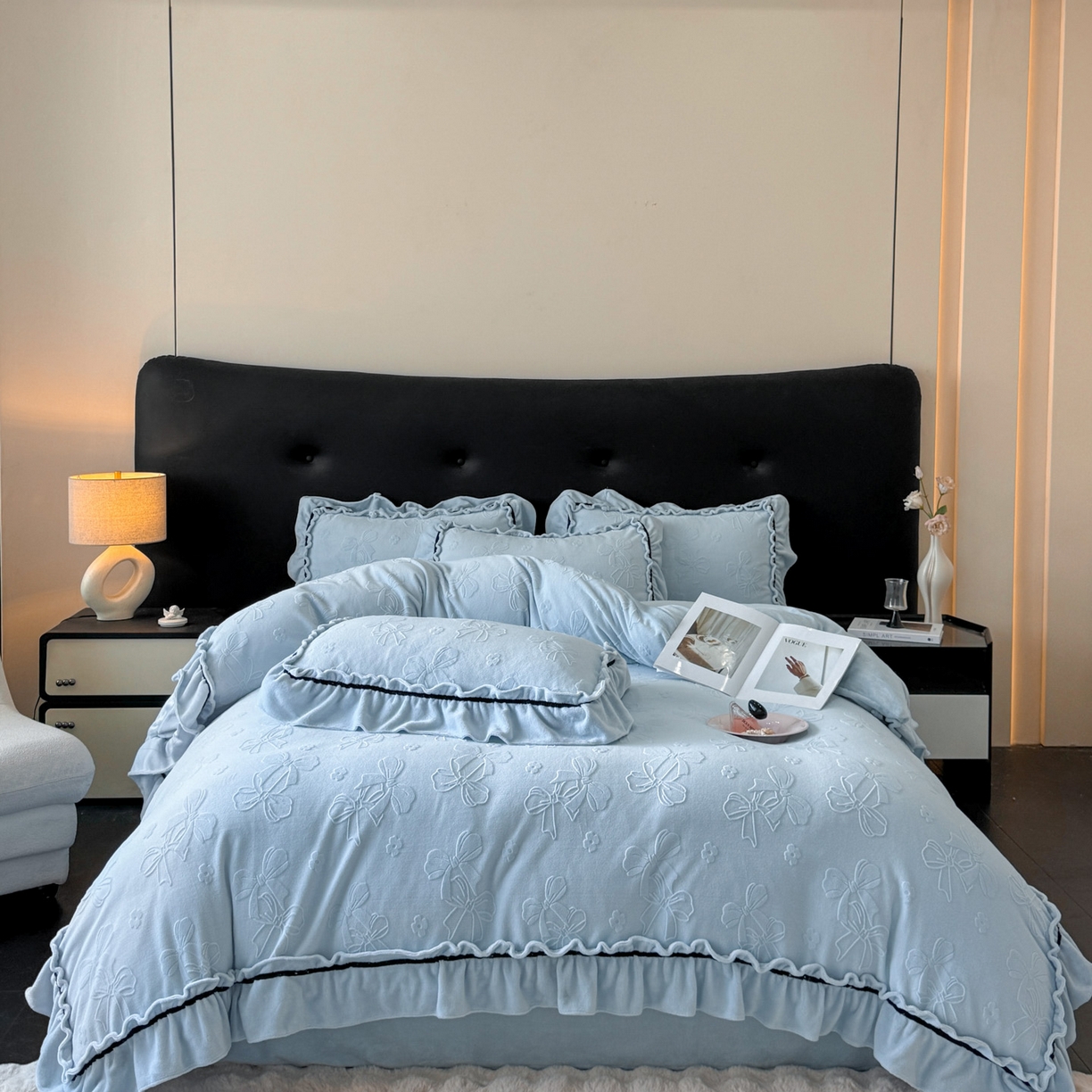 91家纺网 家纺一手货源 找家纺 绘萱家居 2025新款新品爆款高密消光织带花边款雕花牛奶绒四件套 薇薇安-兰